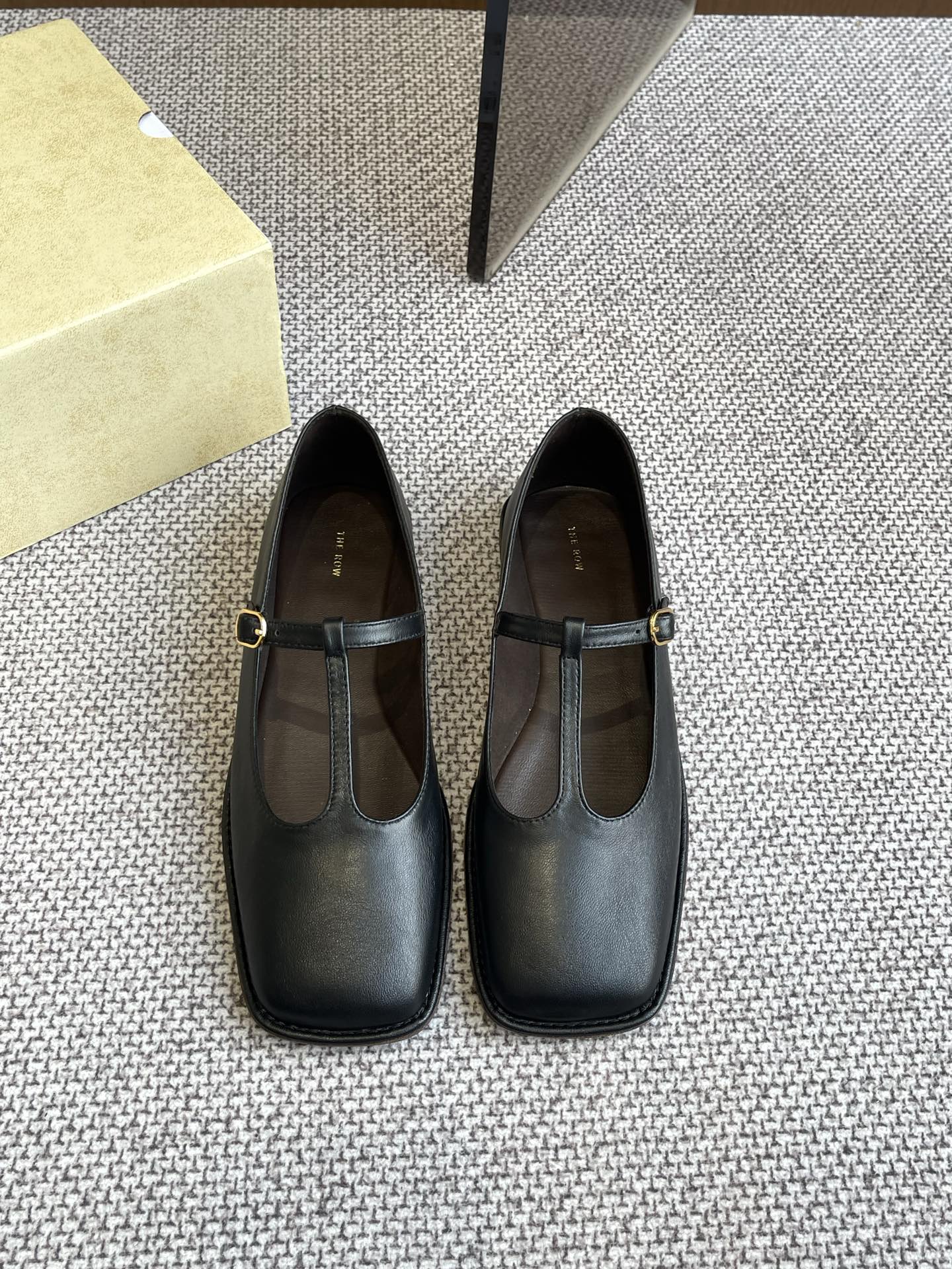 NO:258137,The row Niche trendy brand 25ss early spring new style single shoes super soft and comfortable The first pair of grandma shoes in spring is it. The golden beauty needs to be shared immediately Super soft and glutinous leather Soft sole super comfortable Big head Super personality Therow style full of old money style Upper Original imported sheepskin Inner footbed sheepskin Original imported genuine leather sole Size 35-40 (40 customized), single shoes Mary Jane, mary jane, sheepskin19860909The row 小众潮牌 25ss早春新款 单鞋 超级柔软舒适 春天的第一双奶奶鞋非它莫属 金灿灿的美丽需要立马分享 超级软糯的皮子 软底的超级舒服 大方头超级个性 Therow风十足 老钱风满满 鞋面 原版进口绵羊皮 内里垫脚羊皮 原版进口真皮面底 码数35-40（40定做）,单鞋玛丽珍,mary jane,sheepskin,Women's Shoes