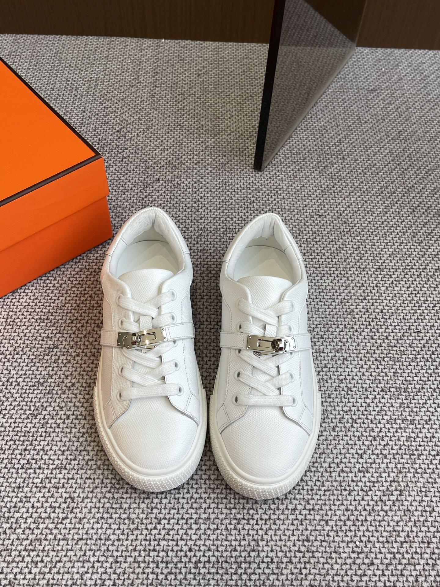 NO:260277,Men's 10 Hermes Kelly buckle loafer style sports shoes, shoes, couples style, top version, synchronized counter new, every detail of the shoes is particularly attentive, elegant splicing elements, fashionable flying lace-up method, add a casual atmosphere, create a fashionable urban style, perfectly fit the foot shape, naturally outline the fashionable outline, achieve visual impact effect, fully interpret different sports styles, imported fabric, cowhide, canvas material inner Yangjing/foot-pad mixed-bred sheepskin original mold opening tpu outsole, size 35-45, casual shoes/sports shoes, hermes, hermes, loafers, sneakers, cowhide, sheepskin, sheep19860909男10 Hermes爱马仕 Kelly扣 乐福鞋风格 运动鞋板鞋 情侣款 顶级版本  同步专柜上新 鞋子的每一个细节都特别用心 雅致的拼接元素 时尚飞织系带方式 增添休闲的气息 打造时尚都市造型  完美契合脚型,自然的勾勒出时尚的轮廓 达到视觉上的冲击效果 充分演绎不一样的运动风格 面料进口牛皮 帆布材质内里羊京/垫脚混种羊皮原版开模tpu 大底 码数35-45,休闲鞋/运动鞋,hermes,hermes,loafers,sneakers,cowhide,sheepskin,sheep,Women's Shoes