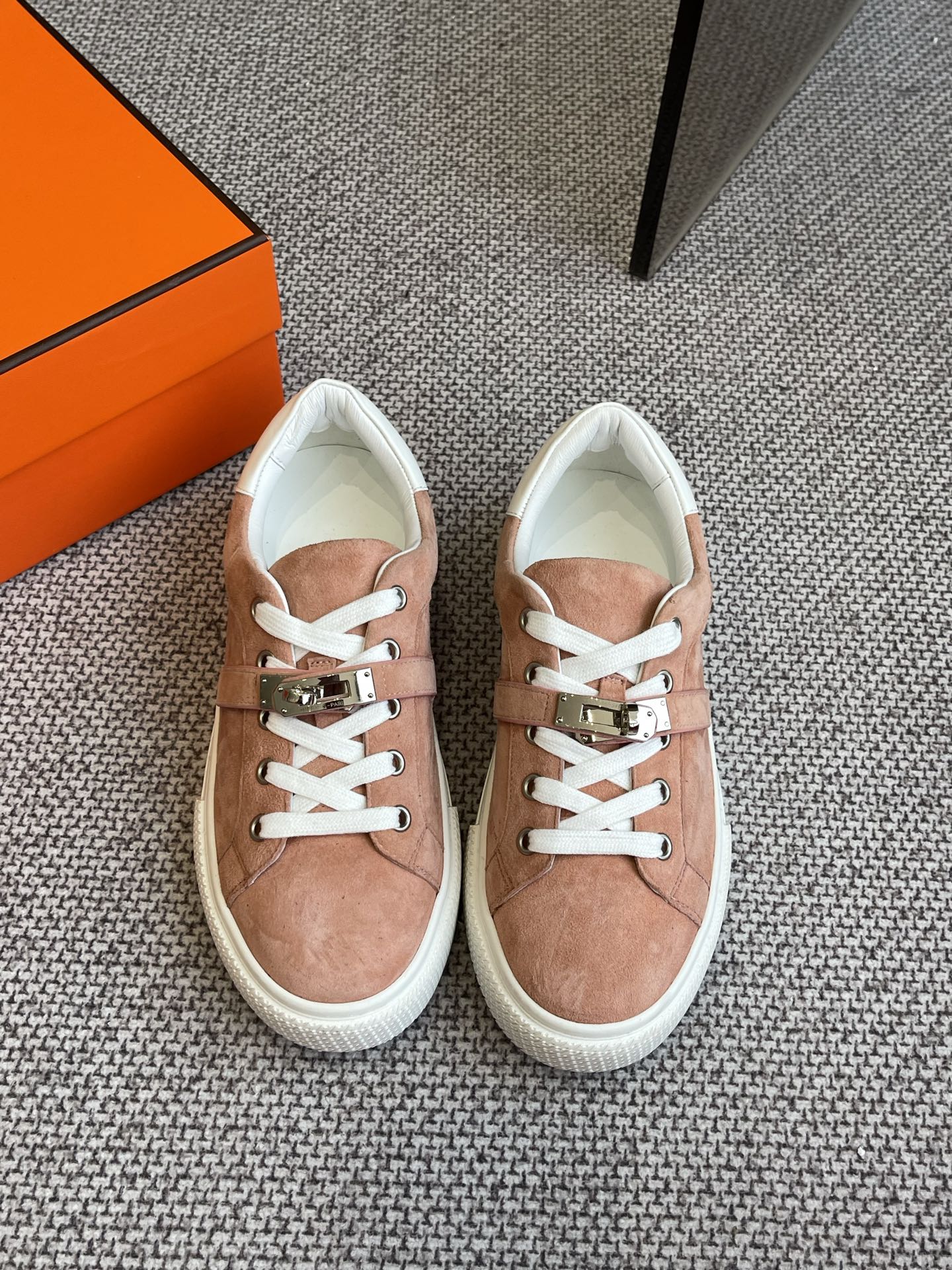 NO:258159,Women's style Hermes Kelly buckles loafer style sports shoes, shoes, couple's style, top version, synchronized counter new, every detail of the shoes is particularly attentive, elegant splicing elements, fashionable flying lace-up method, add a casual atmosphere, create a fashionable urban style, perfectly fit the foot shape, naturally outline the fashionable outline, achieve visual impact effect, fully interpret different sports styles, imported fabric, cowhide, canvas material inner Yangjing/foot-pad mixed-bred sheepskin original mold opening tpu outsole, size 35-45, casual shoes/sports shoes, hermes, hermes, loafers, sneakers, cowhide, sheepskin, sheep19860909女款男款 Hermes爱马仕 Kelly扣 乐福鞋风格 运动鞋板鞋 情侣款 顶级版本  同步专柜上新 鞋子的每一个细节都特别用心 雅致的拼接元素 时尚飞织系带方式 增添休闲的气息 打造时尚都市造型  完美契合脚型,自然的勾勒出时尚的轮廓 达到视觉上的冲击效果 充分演绎不一样的运动风格 面料进口牛皮 帆布材质内里羊京/垫脚混种羊皮原版开模tpu 大底 码数35-45,休闲鞋/运动鞋,hermes,hermes,loafers,sneakers,cowhide,sheepskin,sheep,Women's Shoes