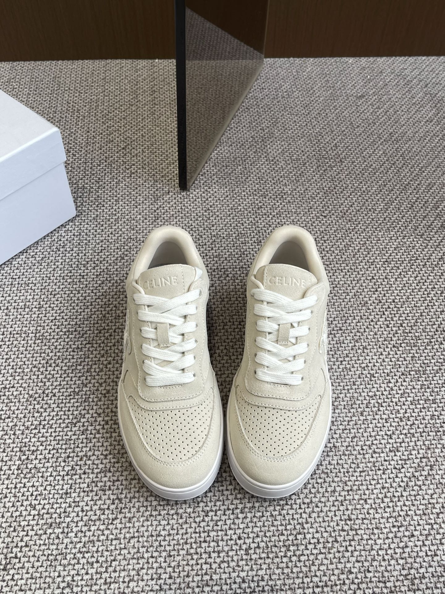 NO:258171,CELINE 25ss latest Block series, thick-soled women's casual sneakers, TRIOMPHE leather patches, instantly injecting fresh and soft charm into this BLOCK sneakers, and love them. When paired, it is so easy to control. Whether it is flared jeans, skirts or dresses, it can be easily controlled, adding unique charm to your look, and let you become a fashion expert in seconds. Imported cowhide uppers, original breathable net, original rubber outsole, size 35-40 (40 customized), casual shoes/sports shoes, celine, celine, sneakers, skirts, jeans, cowhide19860909CELINE 赛琳 25ss最新 Block系列 厚底女款 休闲运动鞋 TRIOMPHE 皮革贴饰,瞬间给这款 BLOCK 运动鞋注入了清新柔美的魅力,爱了爱了.搭配起来那叫一个随心所欲,无论是喇叭牛仔裤、半身裙还是连衣裙,它都能轻松驾驭,为你的造型增添别致魅力 让你秒变时尚达人 鞋面进口牛皮 原版透气网里 原版橡胶大底 码数35-40（40定做）,休闲鞋/运动鞋,celine,celine,sneakers,skirts,jeans,cowhide,Women's Shoes