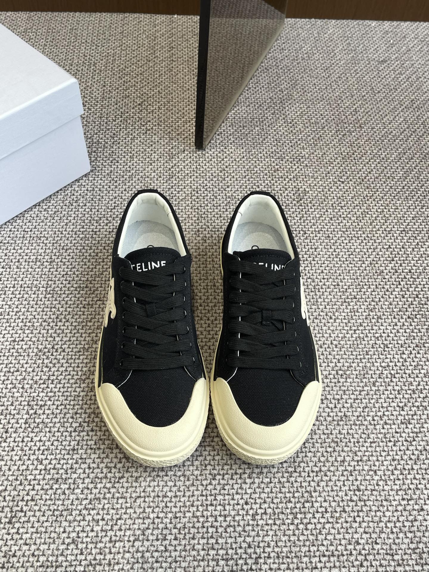 NO:258120,CELINE CELINE Spring and summer new RUNNER CR-03 sports shoes The tongue and back top are decorated with CELINE logo sports shoes side gravure CR-03 words The back top and side imprint CELINE logo is simple and comfortable, height increases and makes your legs look thin, whether worn alone or with wide-leg pants, high street and retro, original custom fabric upper, inner lining original sheepskin, inner lining original open mold rubber outsole, size 35-40 (40 custom made), casual shoes/sports shoes, celine, sneakers, sheepskin19860909CELINE思琳CELINE 春夏新款RUNNER CR-03运动鞋 鞋舌和鞋后帮饰有CELINE标志运动鞋侧面凹印CR-03字样 鞋后帮和侧面压印CELINE标志简单舒服 增高显腿细 无论是单穿还是搭配阔腿裤 高街又复古 鞋面原版定制布面 内里原版羊皮内里原版开模橡胶大底 码数35-40（40定做）,休闲鞋/运动鞋,celine,sneakers,sheepskin,Women's Shoes