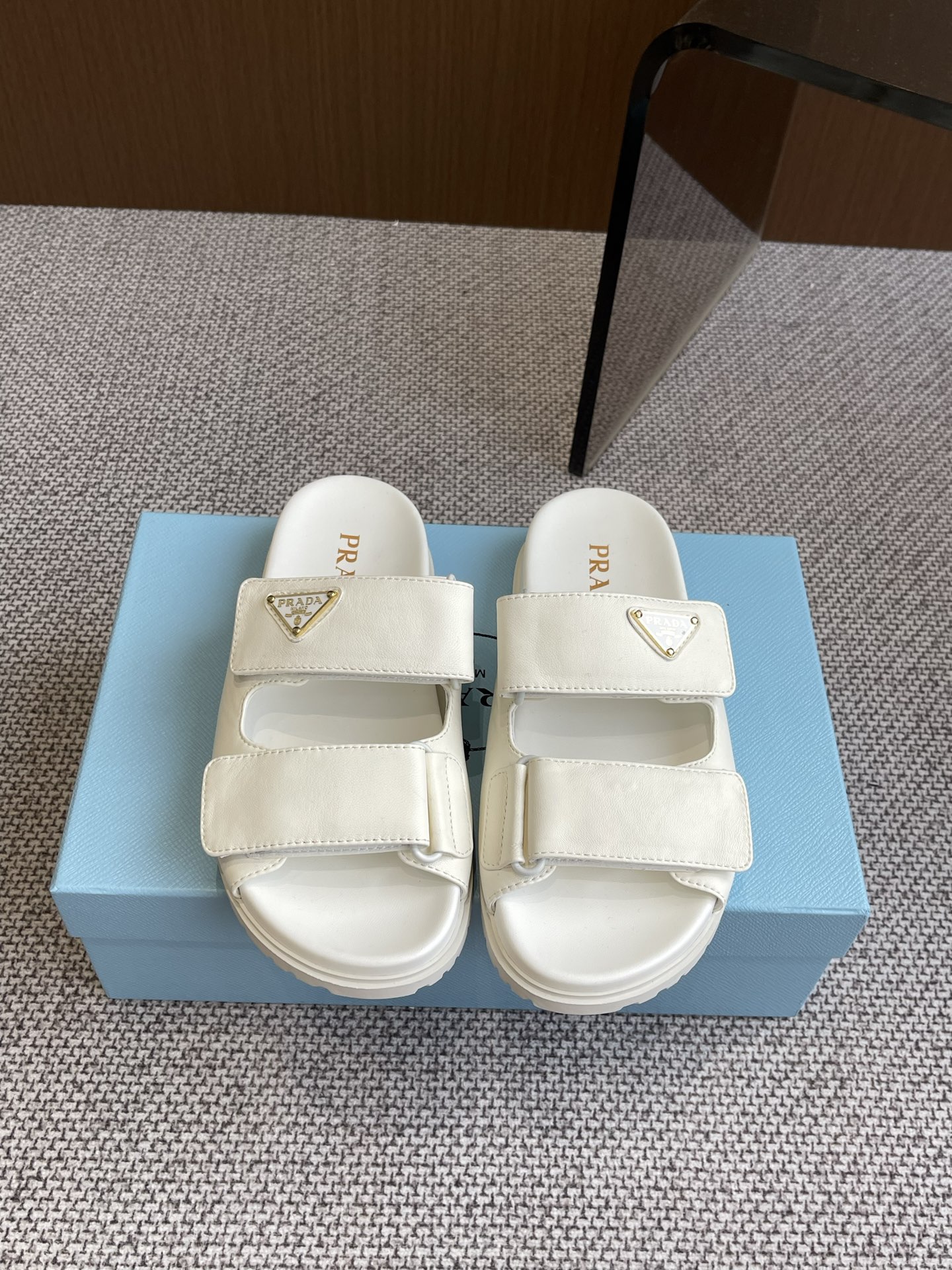 NO:258165,PRADA Prada 25ss Spring and Summer New Velcro Sandals, versatile and fashionable during spring and summer travel, classic design, never out of date, while choosing shoes, while comfort is the most important thing. This shoe is flat design, comfortable, non-slip and wear-resistant, upper cowhide, inner cowhide, outsole TPU foamed sole, size 35-40 (40 customized), slippers, prada, prada, sandals, slippers, cowhide19860909PRADA普拉达25ss春夏新款魔术贴凉鞋 春夏出行百搭时尚 经典设计,永不过时 选鞋子注重美观的同时,舒适是最重要的 这款鞋子平底设计 舒适防滑耐磨 鞋面牛皮 内里牛皮 大底TPU发泡大底 码数35-40（40定做）,拖鞋,prada,prada,sandals,slippers,cowhide,Women's Shoes