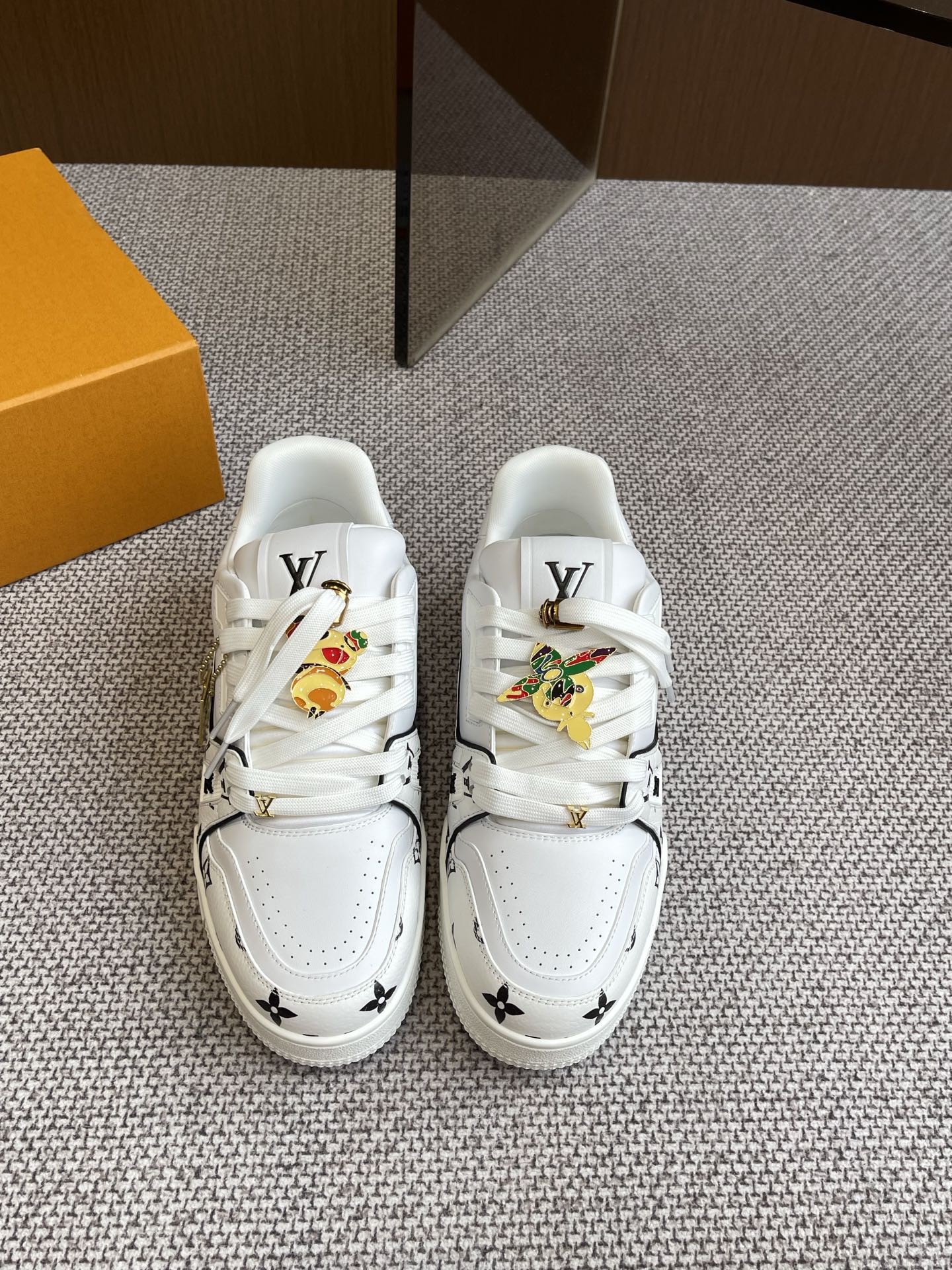 NO:258153,3 button LV TARINE LOUIS VUTON L Home Sneaker Skateboard Shoes Couple Model Original Purchase and Development Made Production This LV Trainer Sneaker uses cowhide leather to create a complex upper, which takes hours of ingenious sewing to complete. The classic configuration is from Virgil Abloh, showing the inspiration of retro basketball shoes Fabric: Original custom-made top layer cowhide Inner: Original custom breathable net Outsole: Original open-mode two-color TPU combination sole Size 35-44, casual shoes/sports shoes, louis vuitton, louis vuitton, louis vuitton, louis vuitton, louis vuitton, sneakers, cowhide198609093 扣子LV TARINE 路易威登L家运动鞋 滑板鞋 情侣款 原版购入开发 做货 本款LV Trainer 运动鞋选用牛皮革塑造繁复鞋面,需要数小时的匠心缝制方可完成.经典构型出自 Virgil Abloh 之手,展现复古篮球鞋的灵感启发 面料: 原版定制头层牛皮 内里: 原版定制透气网里 大底: 原版开模双色TPU组合大底 码数35-44,休闲鞋/运动鞋,louis vuitton,louis vuitton,louis vuitton,sneakers,cowhide,Women's Shoes