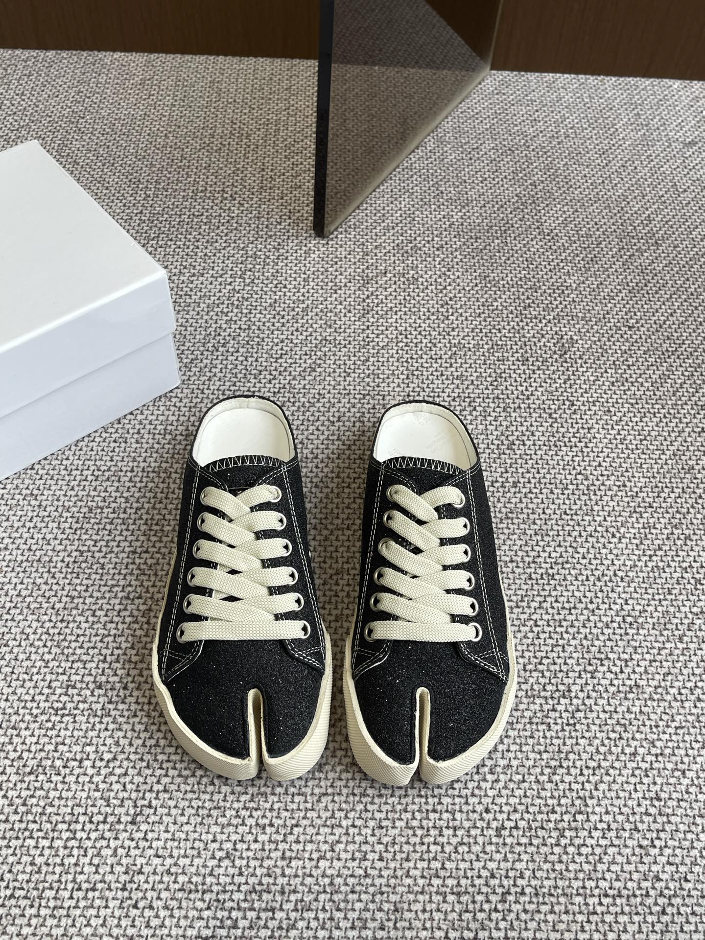 NO:221525,Maison Margiela MM6 show style split-toe biscuit casual shoes The avant-garde foot clip design has similarities with the main line Tabi split-toe design. The weirdness full of artistic atmosphere retains the elegant temperament of the main line and injects a rebellious and cold personality. Rebellious and low-key. The upper material is original fabric, cowhide. The original custom sole size 35-40. The split-toe shoes, masion margiela,masion margiela,cowhide19860909Maison Margiela 马吉拉 MM6秀款 分趾饼干休闲鞋  前卫的夹脚设计与主线的Tabi分趾设计有着异曲同工之处 充满艺术气息的怪异感 既保留了主线优雅的气质 又注入了叛逆的冷峻性格 反叛又低调 鞋面材质原版布面 牛皮面 原版定制大底 码数35-40,分趾鞋,masion margiela,masion margiela,cowhide,Women's Shoes