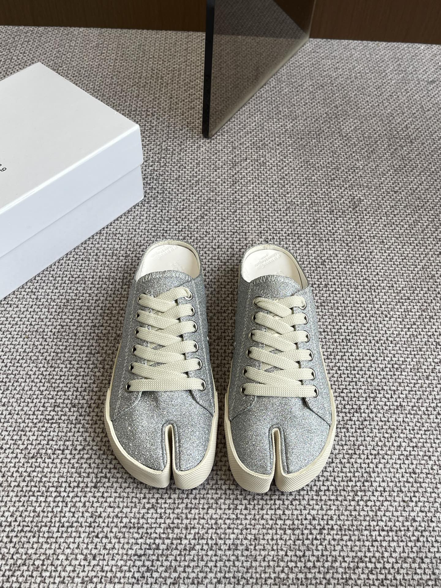 NO:258147,Maison Margiela MM6 show style split-toe biscuit casual shoes The avant-garde foot clip design has similarities with the main line Tabi split-toe design. The weirdness full of artistic atmosphere retains the elegant temperament of the main line and injects a rebellious and cold personality. Rebellious and low-key. The upper material is original fabric, cowhide. The original custom sole size 35-40. The split-toe shoes, masion margiela,masion margiela,cowhide19860909Maison Margiela 马吉拉 MM6秀款 分趾饼干休闲鞋  前卫的夹脚设计与主线的Tabi分趾设计有着异曲同工之处 充满艺术气息的怪异感 既保留了主线优雅的气质 又注入了叛逆的冷峻性格 反叛又低调 鞋面材质原版布面 牛皮面 原版定制大底 码数35-40,分趾鞋,masion margiela,masion margiela,cowhide,Women's Shoes