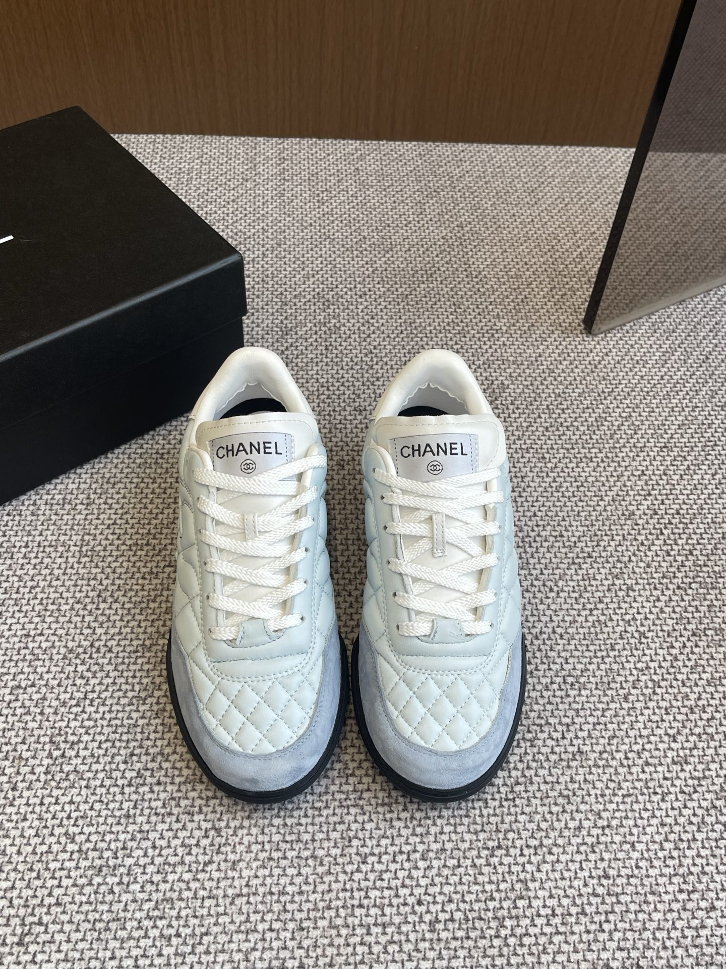 NO:221546,CHANEL CHANEL tennis shoes new product. Sheepskin material is super soft and glutinous. The shoe shape is delicate and exquisite, very pedicure. It is very versatile. Extra large shoe tongue. Double C logo full of details. Original custom lambskin diamond pattern upper. Imported custom sheepskin lining. Original open mold rubber outsole. Size: 35-40. Casual shoes/sports shoes. Chanel, chanel, chanel, sneakers, sheepskin.19860909CHANEL香奈儿 网球鞋新品 绵羊皮材质超软糯脚感满分 鞋型秀气精致非常修脚 很chill很百搭  超大鞋舌 双C logo尾巴细节满满 原版定制小羊皮菱格纹鞋面  进口定制羊皮内里  原版开模橡胶大底  码数: 35-40,休闲鞋/运动鞋,chanel,chanel,sneakers,sheepskin,Women's Shoes