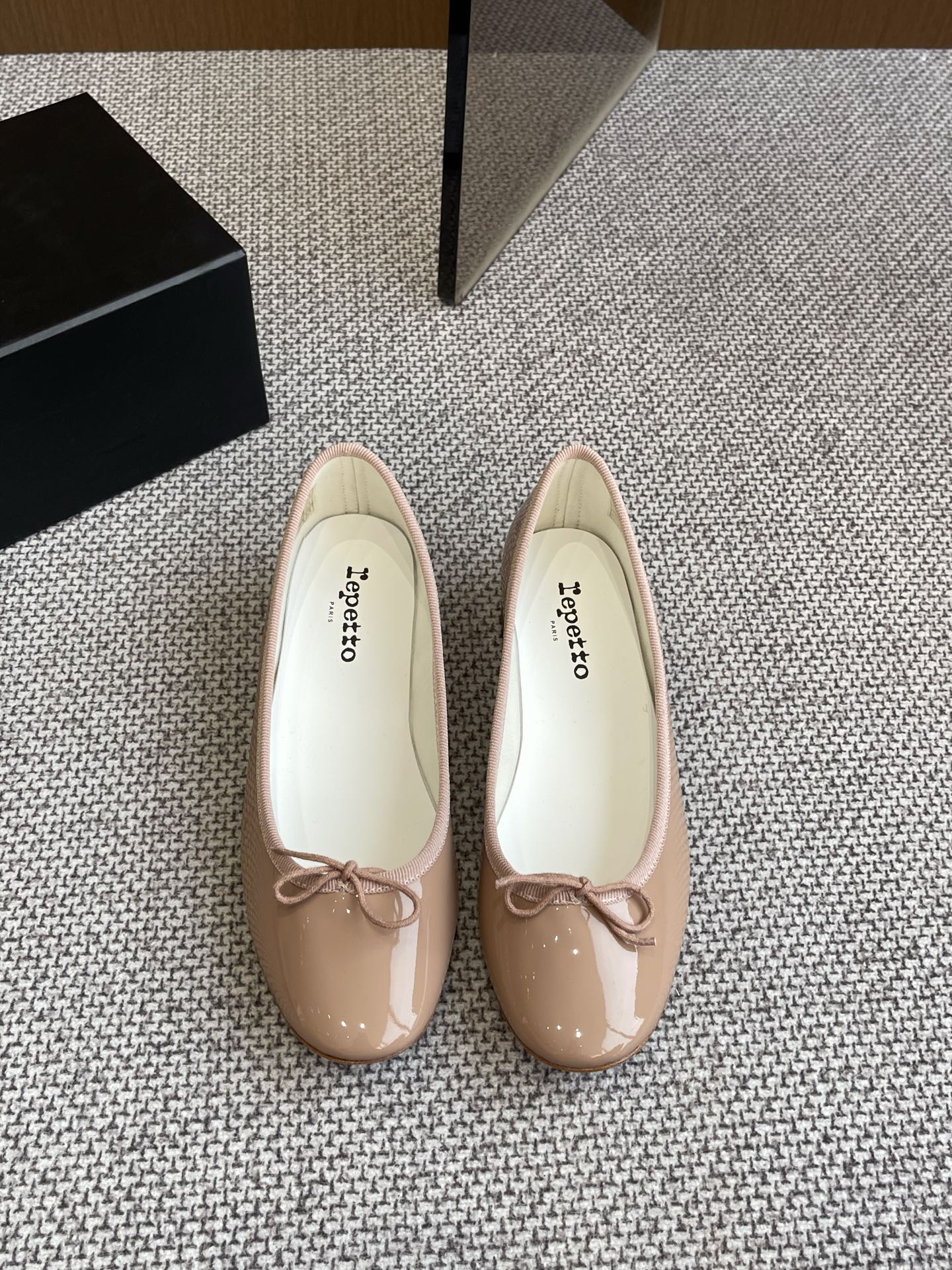 NO:258105,Repetto 25ss Spring and Summer New Crescent Print Light Mouth Ballet Shoes Thick Heel Single Shoes As long as you like to wear ballet shoes, the baby boys who control ballet shoes can completely close their eyes to rush this pair. The shoe shape is so good. I don’t want to take off my feet. The foot feels comfortable and slim. What’s good to match? Fairies rush. The upper is imported cowhide, inner foot pad sheepskin. Original leather outsole heel height 4cm. Size 35-39 (customized for 40), ballet shoes, cowhide, sheepskin, Leather soles19860909Repetto 25ss春夏新款 月牙印花浅口 芭蕾舞鞋 粗跟单鞋 只要平时喜欢穿芭蕾鞋 芭蕾鞋控的宝子们 完全可以闭眼去冲这双 鞋型巨乖 上脚完全不想脱下来 上脚脚感舒适显瘦 配啥啥好看哈 仙女们冲 鞋面原版进口牛皮 内里垫脚羊皮 原版真皮大底跟高4cm 码数35-39（40定做）,芭蕾舞鞋,cowhide,sheepskin,Leather soles,Women's Shoes