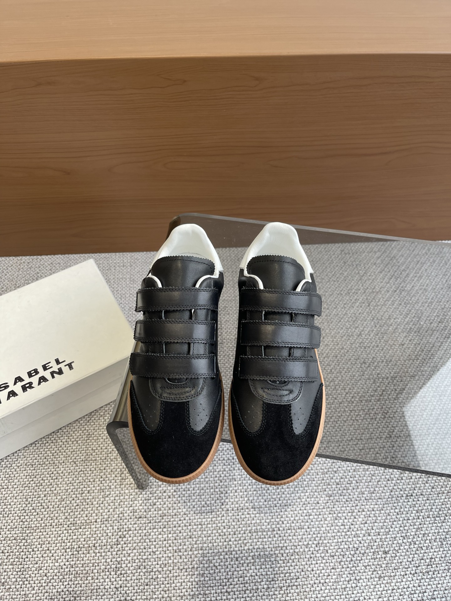 NO:258124,ISABEL.MARANT Velcro training shoes show the lifestyle with a unruly style that breaks the routine. The entire shoe design is gray and simple without losing the design sense. The casual feeling of retro training shoes. The upper is original cowhide/cow back velvet. The inner lining is original rubber outsole. Size 35-40. Casual shoes/sports shoes, sneakers, cowhide, sheepskin.19860909ISABEL.MARANT 伊莎贝尔·玛兰 魔术贴德训鞋 以打破常规的不羁风格展现生活面貌,整个鞋型设计灰常简洁 又不失设计感 复古德训鞋的休闲感 鞋面原版牛皮/牛反绒 内里原版羊皮 原版橡胶大底 码数35-40,休闲鞋/运动鞋,sneakers,cowhide,sheepskin,Women's Shoes