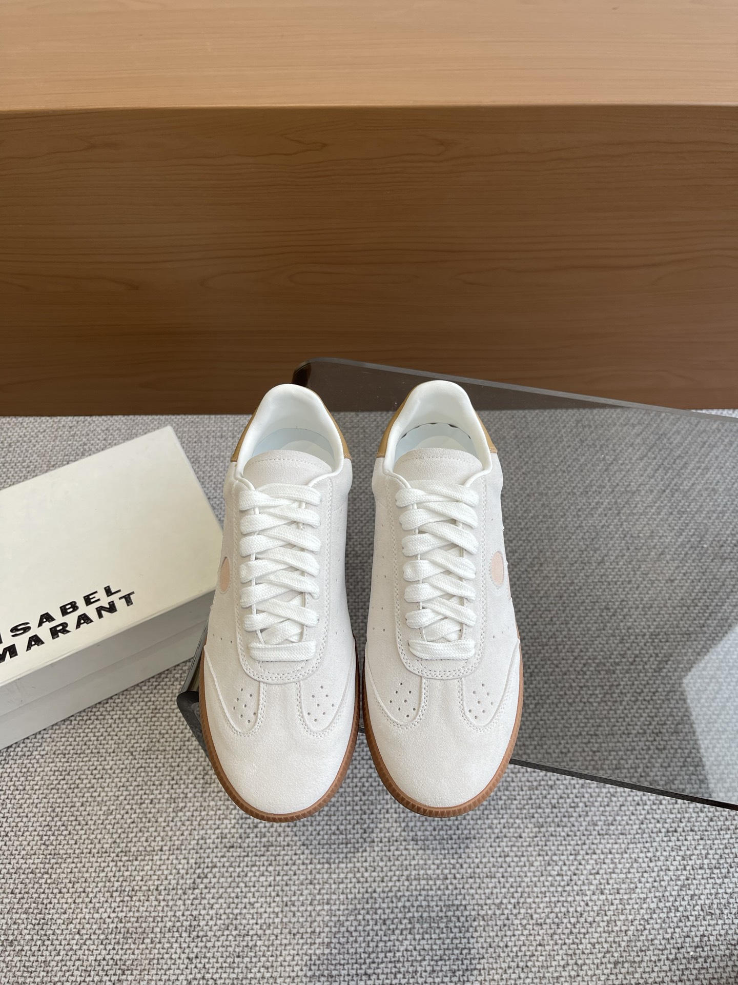 NO:258129,ISABEL.MARANT Isabel Maran Lace-up shoes Show life with a unruly style that breaks the routine. The entire shoe design is gray and simple without losing the design sense. The casual feeling of retro genius shoes. The upper is original cowhide/cow back velvet. The inner lining is original rubber outsole. Size 35-40. Casual shoes/sports shoes, sneakers, cowhide, sheepskin.19860909ISABEL.MARANT 伊莎贝尔·玛兰 系带德训鞋 以打破常规的不羁风格展现生活面貌,整个鞋型设计灰常简洁 又不失设计感 复古德训鞋的休闲感 鞋面原版牛皮/牛反绒 内里原版羊皮 原版橡胶大底 码数35-40,休闲鞋/运动鞋,sneakers,cowhide,sheepskin,Women's Shoes