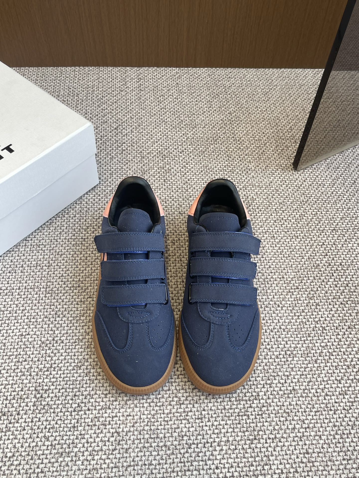 NO:258135,ISABEL.MARANT Isabel Maran 25ss Spring and Summer New Velcro De Training Shoes Show life with a unruly style that breaks the routine. The entire shoe design is gray and simple without losing the design sense. The casual feeling of retro De Training Shoes. The upper is original cowhide/cow back velvet. The inner lining is original rubber outsole. Size 35-40. Casual shoes/sports shoes, sneakers, cowhide, sheepskin19860909ISABEL.MARANT 伊莎贝尔·玛兰 25ss春夏新款 魔术贴德训鞋 以打破常规的不羁风格展现生活面貌,整个鞋型设计灰常简洁 又不失设计感 复古德训鞋的休闲感 鞋面原版牛皮/牛反绒 内里原版羊皮 原版橡胶大底 码数35-40,休闲鞋/运动鞋,sneakers,cowhide,sheepskin,Women's Shoes