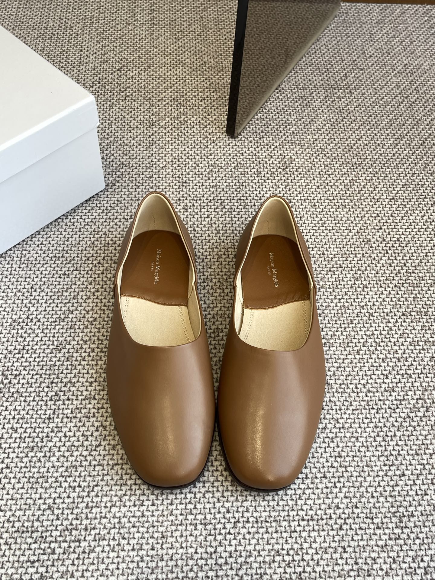 NO:258156,MM6 Maison Magical 25ss early summer new product, flat-sole lazy shoes, ballet shoes, needless to say, comfort will definitely be very comfortable. Silhouette The ingenious fabric and contrasting materials are all MM6 Maison Magical's feature to look forward to. It uses a very textured top-layer calfskin lining. Italian leather outsole. Size: 35-39 (customized for 40), single shoes, masion margiela, masion margiela, cowhide, Leather soles19860909MM6马吉拉 25ss初夏新品 平底一脚蹬懒人鞋芭蕾舞鞋  舒适度不用说 肯定会很舒服的 廓形 独具匠心的布料和对比材质的拼贴均是 MM6 Maison Magical 值得期待的特色 采用很有质感的头层小牛皮牛皮内里 垫脚意大利真皮大底 码数:35-39（40定做）,单鞋,masion margiela,masion margiela,cowhide,Leather soles,Women's Shoes