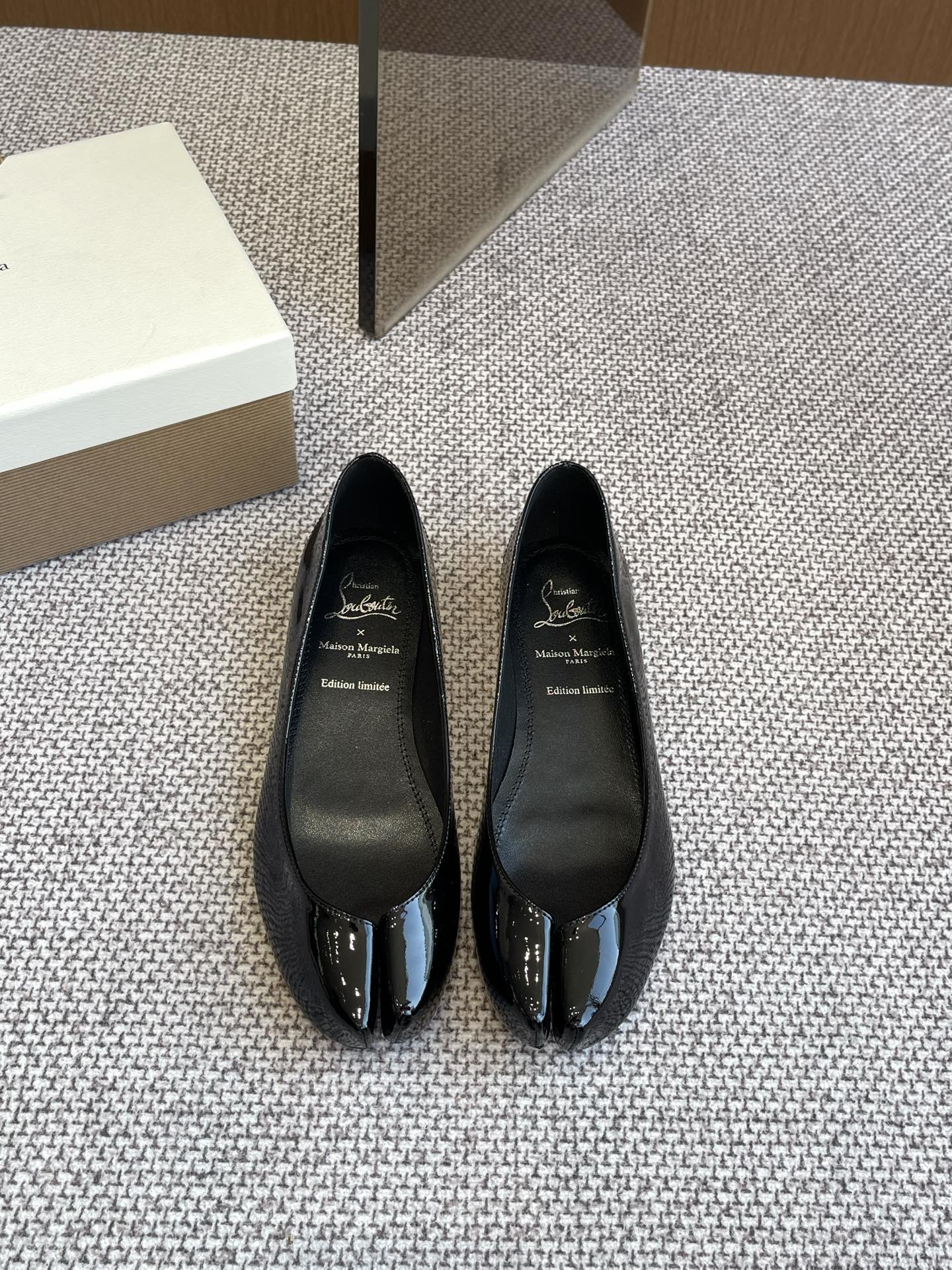 NO:258144,CL x Maison Margiela 25ss split-toe flat shoes Maison Margiela and Christian Louboutin launch their first joint shoe series Maison Margiela's iconic Tabi split-toe shoes, reinterpreting the classic split-toe design with its exquisite craftsmanship. It is made of two independent materials instead of traditional split-toe cutting technology, giving the shoe an elegant heart-shaped outline like the female clavicle lines. This design cleverly echoes the 