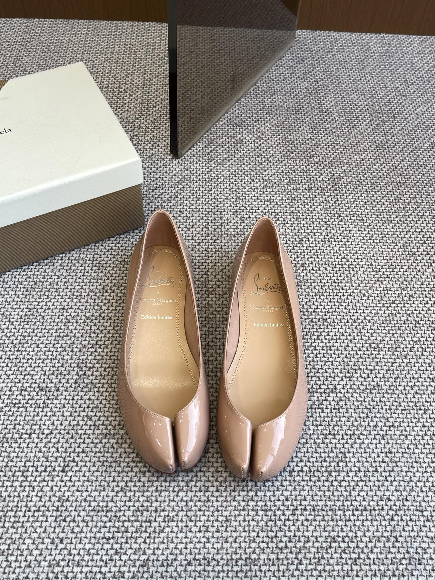 NO:258150,CL x Maison Margiela 25ss split-toe flat shoes Maison Margiela and Christian Louboutin launch their first joint shoe series Maison Margiela's iconic Tabi split-toe shoes, reinterpreting the classic split-toe design with its exquisite craftsmanship. It is made of two independent materials instead of traditional split-toe cutting technology, giving the shoe an elegant heart-shaped outline like the female clavicle lines. This design cleverly echoes the 