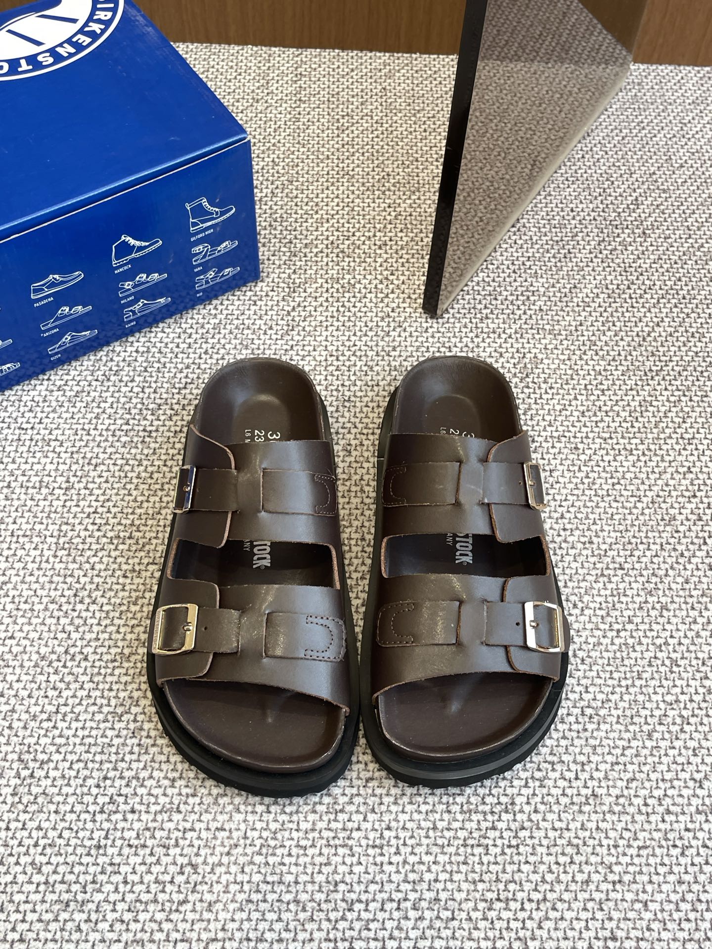 NO:258163,BIRKENSTOCK New sandals ergonomic design for foot shape foot bed. Cork material is super light and comfortable to wear. The lasted lines are beautiful. The workmanship is exquisite. It does not tiring your feet for a long time. A slightly lazy and casual feeling. The thickness, color and weight of the material are consistent with the original version. Welcome to compare the counter. Fabrics, cowhide, footbed cow, reverse fur. Sole EVA foam. Size: 35-40 (customized for 40), slippers, birdenstock, slippers, cowhide19860909BIRKENSTOCK博肯 新款凉拖  人体工程学设计符合脚形的脚床 软木材质穿着超级轻便舒适 楦形线条优美 做工精致 长时间穿着不累脚 略显慵懒的休闲感觉 材质厚度颜色和克重与原版一致 欢迎对比专柜 面料 牛皮 垫脚牛反毛皮 鞋底EVA发泡 码数:35-40（40定做）,拖鞋,birkenstock,slippers,cowhide,Women's Shoes