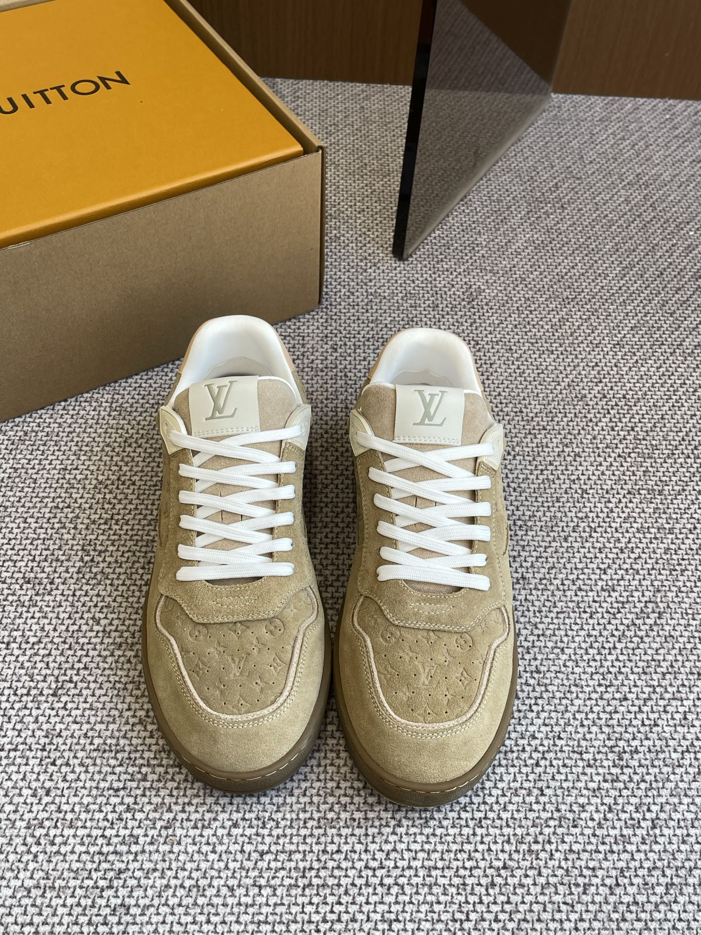 NO:257938,LV 25ss Spring and Summer New Sports Wealth Training Shoes Couple Styles A counter is hard to find. Many internet celebrity fashion bloggers plant grass. Original purchase and development. Perfect replica. Embossed logo brand elements embellish the upper and lightweight rubber outsole. Classic Wealth Training partition design. Fabric. Original imported cowhide. Original custom breathable net cowhide. Original mold opening TPU large sole material size for women 35-40. Men 39-45. Casual shoes/sports shoes. Louis vuitton. Sneakers. Cowhide19860909LV 25ss春夏新款运动德训鞋 情侣款 专柜一鞋难求 超多网红时装博主种草 原版购入开发 完美复刻 压花logo品牌元素点缀鞋面和轻质橡胶外底 经典的德训隔板设计 面料 原版进口牛皮 原版定制透气网里牛皮里 原版开模TPU大底材质码数女35-40 男39-45,休闲鞋/运动鞋,louis vuitton,sneakers,cowhide,Women's Shoes