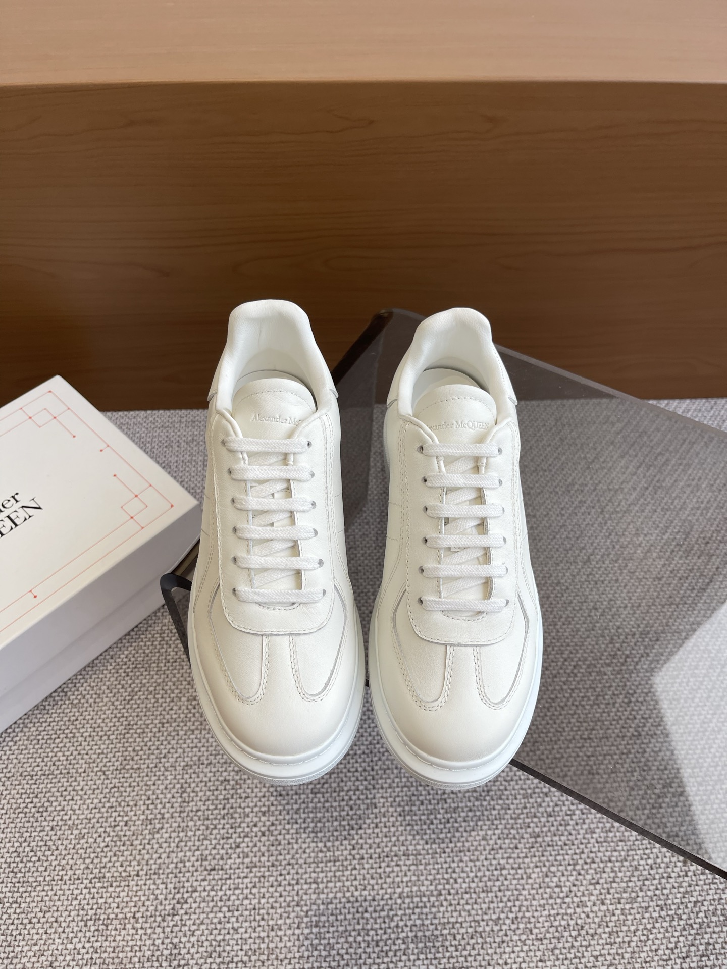 NO:258121,260 Men's Mc Queen McQueen White Shoes New Milan Fashion Week catwalk model, unique and personalized design is super stylish on the feet, round head design allows the toes to be fully released, and it costs a lot of money to buy multiple double original versions to disassemble and replica. Many celebrities Guli Nazha, Wu Lei, and Internet celebrity bloggers endorsing Xiaohongshu's popular products, and the counter is out of stock!  Fabric imported Napa cowhide, inner lining imported silk sheepskin, foot pad imported silk sheepskin Size: Women's 35- Men-44, casual shoes/sports shoes, alexander mcqueen, sneakers, cowhide, sheepskin19860909260 男Mc Queen 麦昆 小白鞋 新款米兰时装周T台走秀款 独特个性的设计上脚超有范 圆头的设计让脚趾得到完全的释放 超下血本 购入多双原版拆解复刻 众多明星古力娜扎、吴磊、网红博主代言小红书爆款,专柜卖断货！ 面料进口纳帕牛皮 内里进口丝绸羊皮 垫脚进口丝绸羊皮 码数: 女35- 男-44,休闲鞋/运动鞋,alexander mcqueen,sneakers,cowhide,sheepskin,Women's Shoes