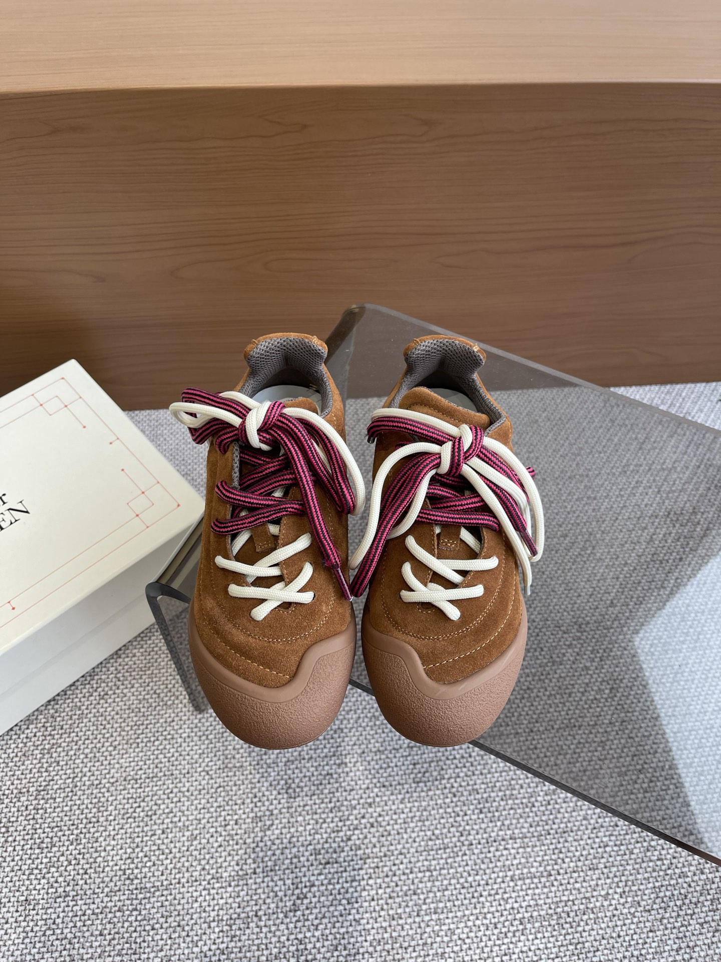 NO:258126,Female, Male, ALEXANDER MCQUEEN, Alexander McQueen, the latest autumn and winter Flexion series, retro casual sports shoes, couples, original purchase and development, making products, this Flexion Off white tone grain leather low-top sneakers, uses different sizes of shoelaces, light segmented soles inspired by anatomy, heel embossed inverted skull pattern, original custom imported top layer cowhide, custom imported breathable net, original mold opening and anti-slip TPU material, height 2cm (official website synchronous aircraft box packaging) Size 35-45 (for women 40 45 custom made), casual shoes/sports, alexander mcqueen, off white, sneakers, cowhide19860909女 男 ALEXANDER MCQUEEN 亚历山大·麦昆 秋冬最新 Flexion系列 复古休闲 运动鞋 情侣款 原版购入开发 做货 这款Flexion Off white色调粒面皮革低帮运动鞋,采用不同尺寸的鞋带 搭配灵感源自解剖学的轻盈分段鞋底 鞋后跟压印反转骷髅图案 面料原版定制进口头层牛皮 内里定制进口透气网里 原版开模防滑TPU材质 高2cm（官网同步飞机盒包装） 码数35-45（女40 45定做）,休闲鞋/运动鞋,alexander mcqueen,off white,sneakers,cowhide,Women's Shoes