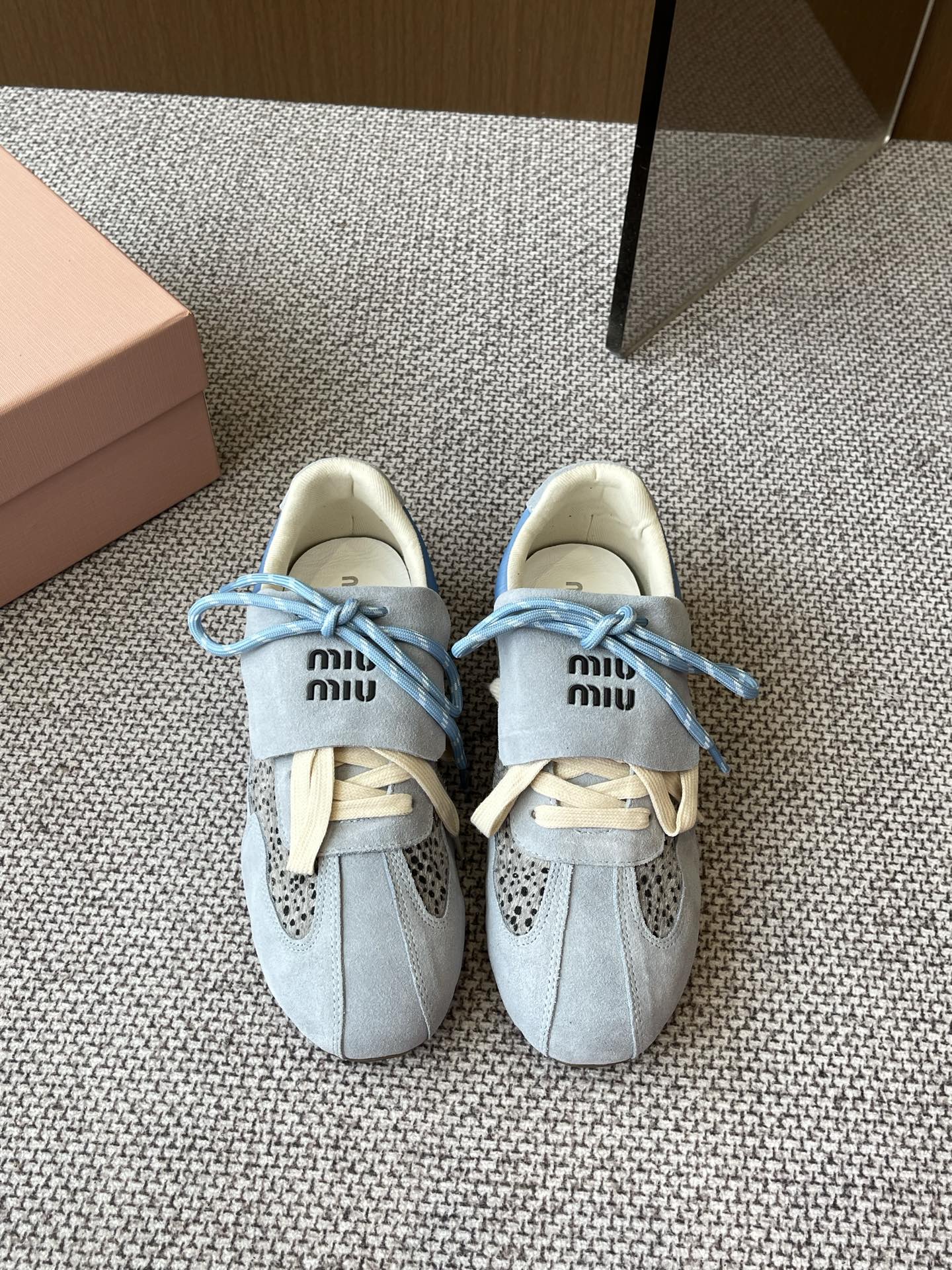 NO:257942,Miu Miu 25ss new early spring casual sneakers This series is very popular. It is comfortable and lightweight to wear. Fashionable girl design is casually matched. Imported deer leather horse hair upper. Original breathable cloth lining. Original wear-resistant rubber outsole. Size 35-40. Casual shoes/sports shoes. Miumiu, sneakers.19860909Miu Miu 25ss 新款早春 休闲运动鞋 这款系列超喜欢了 上脚舒适轻便 时尚少女设计随便搭配 进口鹿皮马毛鞋面 原版透气布内里 原版耐磨橡胶大底 码数35-40,休闲鞋/运动鞋,miumiu,sneakers,Women's Shoes