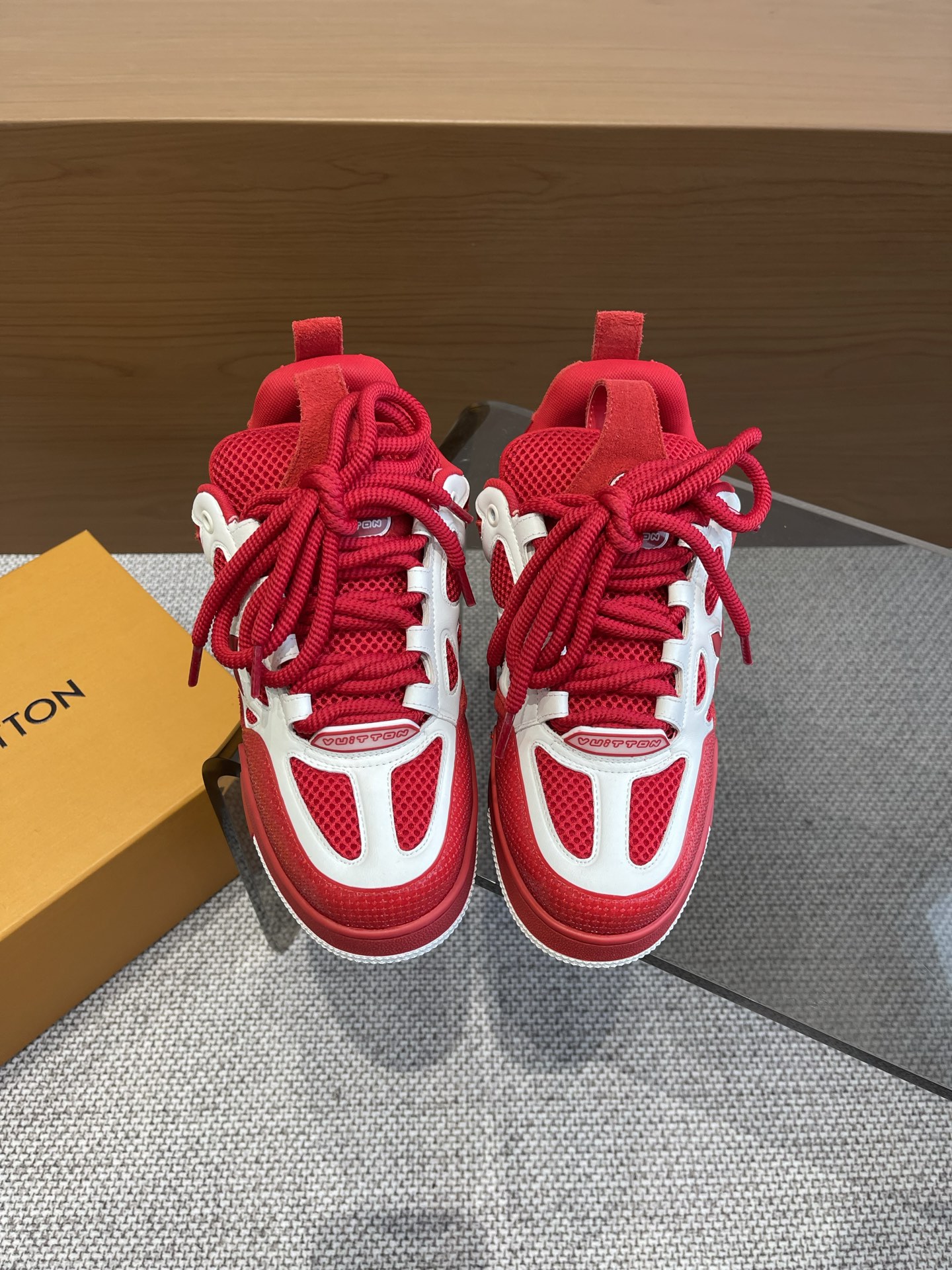 NO:257968,Louis Vuiton LV Skate series bread shoes skate shoes basketball shoes casual sneakers LV Skate continued The View professional skate shoes from the beginning, a style that continued the 90s slim style. Designers added playful elements such as open mesh tongue and exaggerated laces paying tribute to Axion, es and DC. This LVSK8 sneakers are different from typical skate shoes. It is made of nibbles with TPU trim and Monogram texture. Finally, there are logos on the heel and tongue as well as floral patterns on the side. Original custom-made top cowhide   breathable mesh inner original imported breathable mesh sole original open mold anti-slip rubber outsole size 35-45, casual shoes/sports shoes, louis vuitton, louis  vuitton, louis vuitton,sneakers,cowhide19860909Louis Vuiton路易威登 LV Skate系列面包鞋滑板鞋篮球鞋休闲运动鞋 LV Skate从开始延续The View专业滑板鞋款,这种风格延续了90年代肥大的版型.设计师们添加了俏皮的元素,例如开放式网面鞋舌和向Axion、es和DC致敬的夸张鞋带.这款LVSK8运动鞋不同于典型的滑板鞋,它采用牛巴革制成,带有TPU饰边和Monogram纹理.最后,还有鞋跟和鞋舌上的logo以及侧面花卉图案. 面料原版定制头层牛皮 透气网面 内里原版进口透气网里 鞋底原版开模防滑橡胶大底 码数35-45,休闲鞋/运动鞋,louis vuitton,louis vuitton,louis vuitton,sneakers,cowhide,Women's Shoes