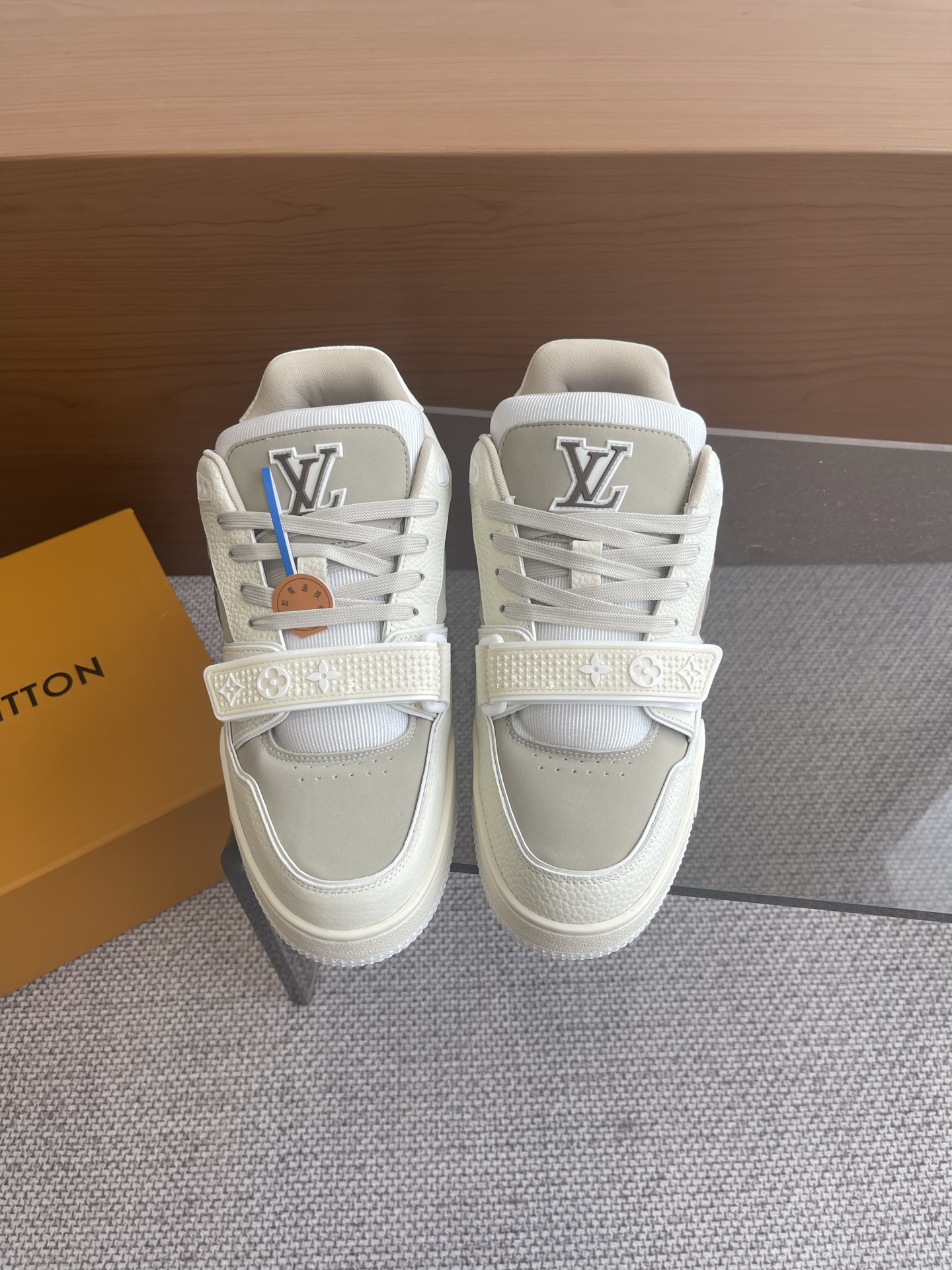 NO:257974,LV latest trainer Velcro latest color black. This lv trainer sneaker is reinterpreted with virgil abloh classic work with nubby and grained cowhide leather, and then embellishes monogram flowers with rubber outsoles of the same color. The deformed monogram flowers are on the side, and the asymmetrical louis and vuitton logos are contrasted with the rear. Size 39–45, casual shoes/sports shoes, louis vuitton, louis vuitton, sneakers, cowhide19860909LV 最新款trainer 魔术贴最新配色黑色,本款 lv trainer运动鞋以正绒面和粒面牛皮革重绎virgil abloh 的经典之作,再为同色系橡胶外底点缀monogram花卉.变形monogram花卉栖身侧面,与后部不对称louis和vuitton 标识互为映衬. 码数39–45,休闲鞋/运动鞋,louis vuitton,louis vuitton,sneakers,cowhide,Women's Shoes