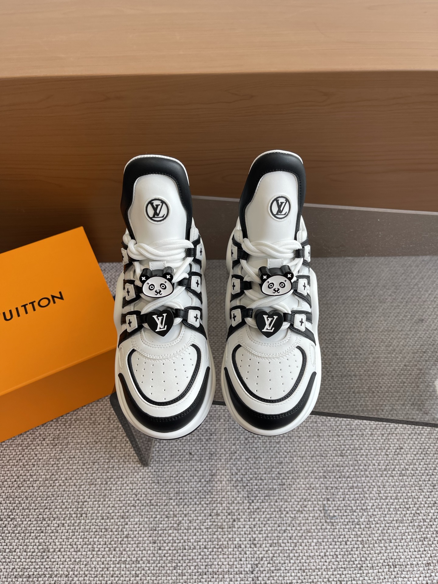 NO:258138,LV Ss counter synchronizes the new color series of dad shoes!  Showing youthful vitality, daily outfits are super eye-catching, and the classic arch design has always been called a beautiful leg artifact!  Absolutely man-friendly, the upper is consistent with cowhide, wear-resistant, and the original mold-opening TPU is a long-lasting TPU, shock-absorbing and wear-resistant, with excellent rebound force, and it looks slim and light and comfortable!  Increase 5cm size 35-41 (40 41 custom made), casual shoes/sports shoes, louis vuitton, sneakers, cowhide19860909LV ss专柜同步老爹鞋新色系列！尽显青春活力,日常穿搭超级抢眼,经典的拱形设计,一向被称之为美腿神器！绝对的人手必备 鞋面原版一致牛皮,耐穿耐磨 大底原版开模TPU,减震耐磨,回弹力超好,上脚巨显瘦.轻盈舒适！增高5cm 码数35-41（40 41定做）,休闲鞋/运动鞋,louis vuitton,sneakers,cowhide,Women's Shoes