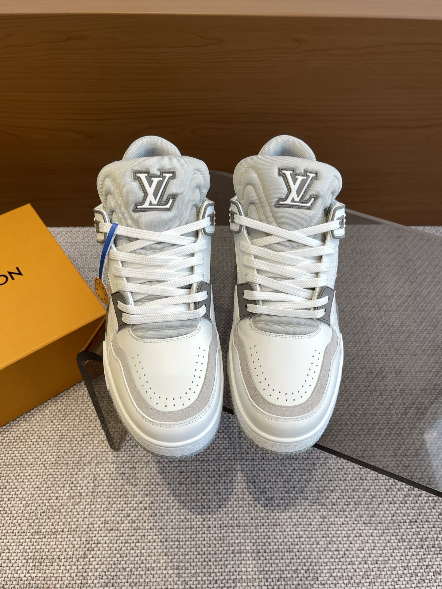 NO:257977,Louis Vuiton LV Trainer Special Edition Sneakers After a month of unfolding and development, the sole and fabric private molds, the upper has been scrapped, and it has been perfectly adjusted to the original version, which is a shoe that has been exhausted and has been exhausted. This series designed since the arrival of Vifgil has been favored by many fans every quarter. It is more personalized with different socks. Cowhide fabric TPU original outsole. Size 35-45 (.46 customized, non-return and exchange), casual shoes/sports shoes, louis vuitton, louis vuitton, sneakers, cowhide, socks19860909Louis Vuiton LV Trainer 特别版 运动鞋 历时一个月爆拆开发 大底和面料私模 鞋面更是报废了三套模具 才完美调整至原版一致较果 绝对下血本费心思的一款鞋子 自Vifgil到来之后而设计的这一系列 每一季度都深受众多粉丝的青睐 搭配不同的袜子更显个性哦 牛皮面料 TPU原版大底 码数35-45（.46定做不退换）,休闲鞋/运动鞋,louis vuitton,louis vuitton,sneakers,cowhide,socks,Women's Shoes