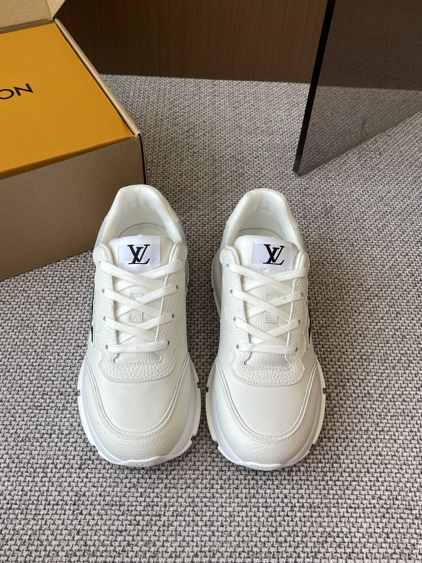 NO:257980,LV new Classic series 2025 new sports and casual shoes This sneaker debuted in the 2025 autumn and winter men's series. It is designed with smooth cowhide leather and can easily incorporate various shapes. Attention LV letters marked on the side of the shoe. Light rubber outsole embellished with Vuitton logo. Extremely comfortable and good footwork. Must-have items for casual wear. Number of 35-45. Casual shoes/sports shoes. christian louboutin, louis vuitton, sneakers, cowhide19860909LV 新款Classic系列 2025年新款运动休闲鞋 这款运动鞋于 2025 秋冬男士系列初次亮相 以光滑牛皮革塑造考究设计 可轻松融入各式造型 瞩目 LV 字母标注鞋侧 轻盈橡胶外底点缀 Vuitton 标识 舒适度超高 上脚效果很好 休闲穿搭必备单品码数35-45,休闲鞋/运动鞋,christian louboutin,louis vuitton,sneakers,cowhide,Women's Shoes