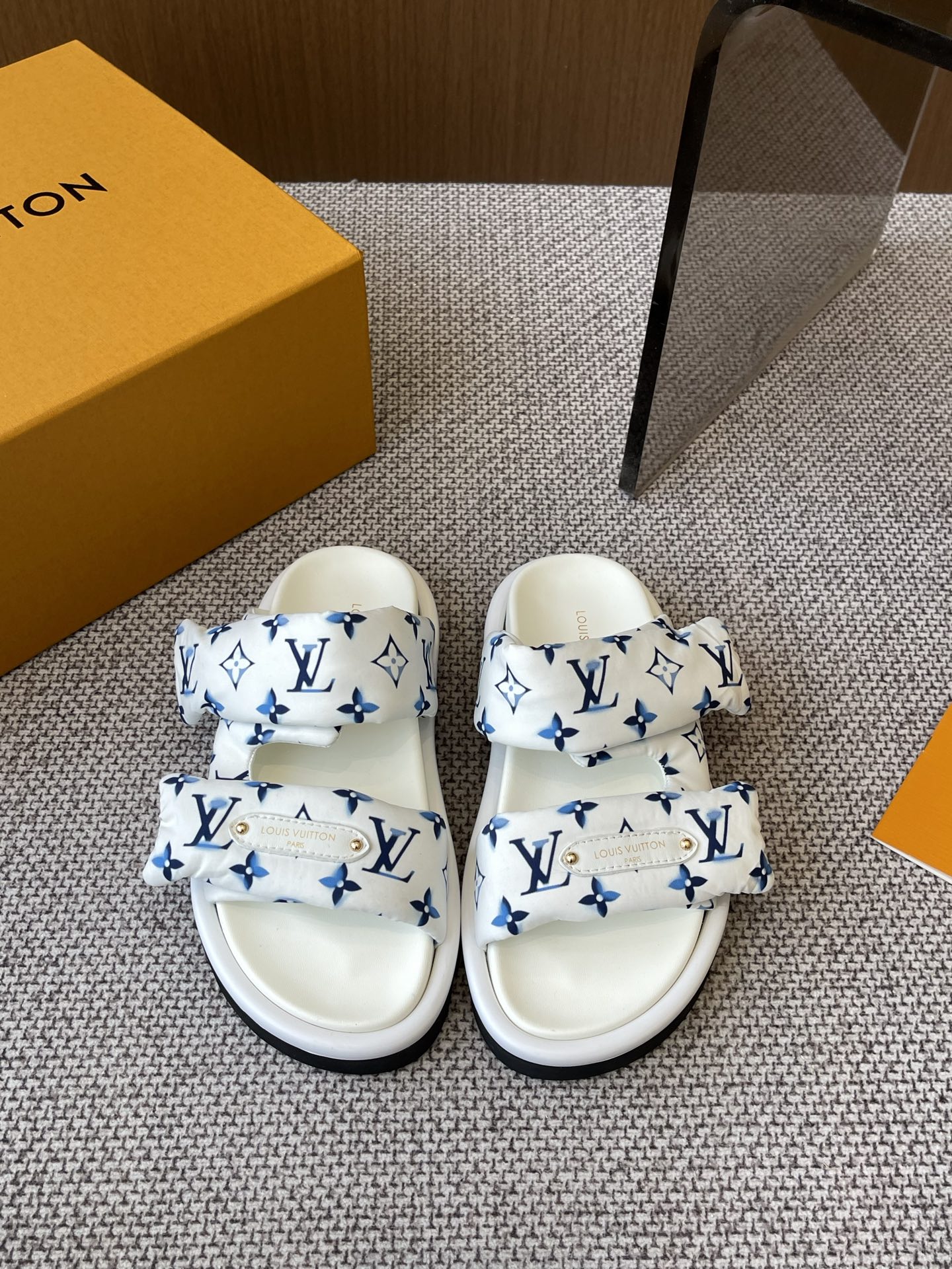 NO:258733,LV 2025 hit embossed logo embossed sandals Pool Pillow Comfort Flat-soled sandals material technology fabric reinterpreted with high-frequency imprinting technology Monogram pattern Soft padded upper with adjustable Velcro Comfort Comfort Insole Adds harmonious color Original customized technology fabric Soft sheepskin Inside Original open mold rubber foamed sole Size: 35-45, slippers, louis vuitton, slippers, sheepskin19860909LV 2025爆款 浮雕logo 压花 凉拖鞋 Pool Pillow Comfort 平底凉拖取材科技织物 以高频压印技术重绎 Monogram 图案 柔软加垫鞋面搭配可调节魔术贴 舒适韧性鞋垫再添和谐色彩 面料原版定制科技织物 内里柔软羊皮里 原版开模橡胶发泡大底 码数: 35-45,拖鞋,louis vuitton,slippers,sheepskin,Women's Shoes