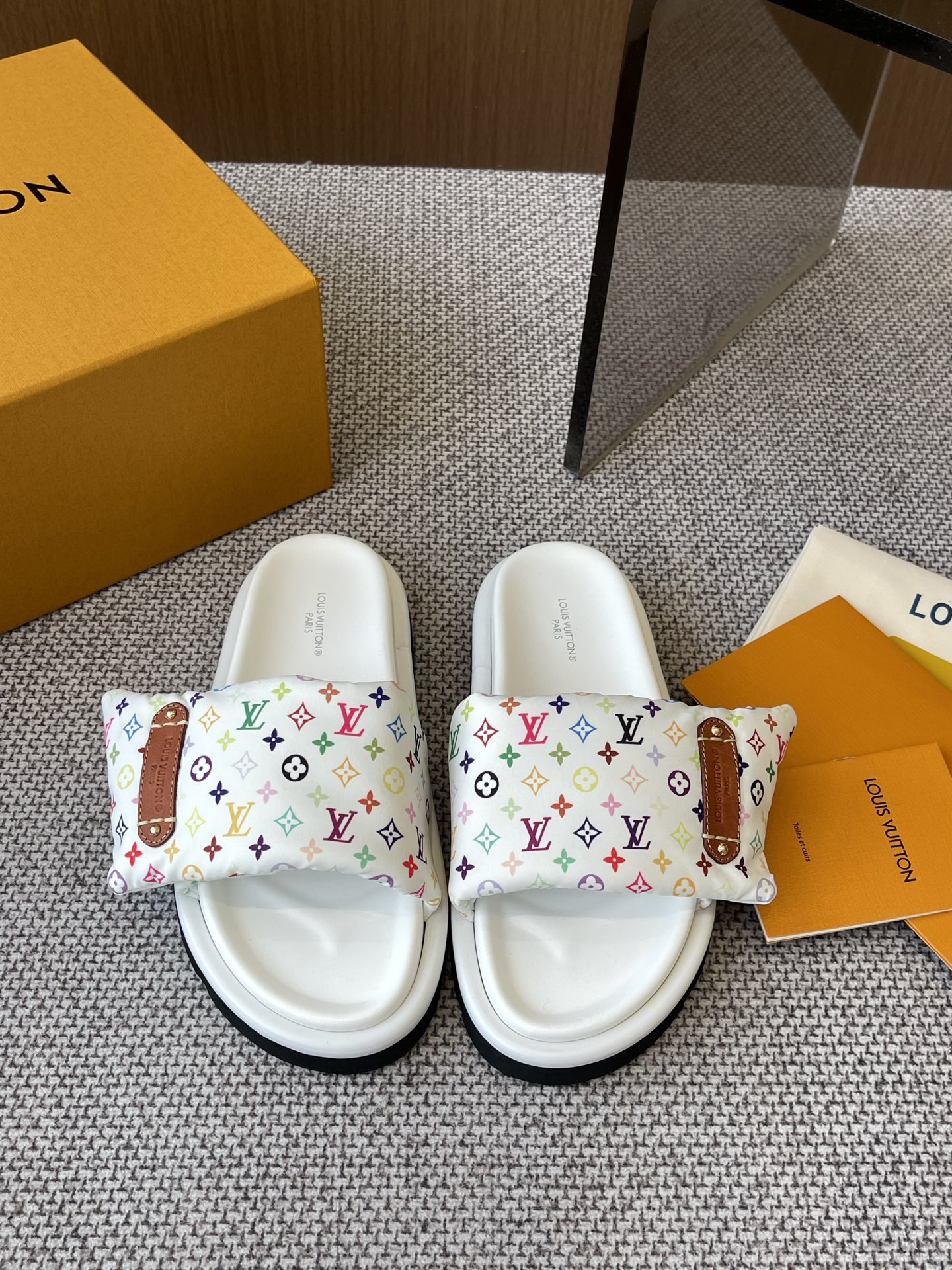 NO:258736,LV 2025 hit embossed logo embossed sandals Pool Pillow Comfort Flat-soled sandals material technology fabric reinterpreted with high-frequency imprinting technology Monogram pattern Soft padded upper with adjustable Velcro Comfort Comfort Insole Adds harmonious color Original customized technology fabric Soft sheepskin Inside Original open mold rubber foamed sole Size: 35-45, slippers, louis vuitton, slippers, sheepskin19860909LV 2025爆款 浮雕logo 压花 凉拖鞋 Pool Pillow Comfort 平底凉拖取材科技织物 以高频压印技术重绎 Monogram 图案 柔软加垫鞋面搭配可调节魔术贴 舒适韧性鞋垫再添和谐色彩 面料原版定制科技织物 内里柔软羊皮里 原版开模橡胶发泡大底 码数: 35-45,拖鞋,louis vuitton,slippers,sheepskin,Women's Shoes