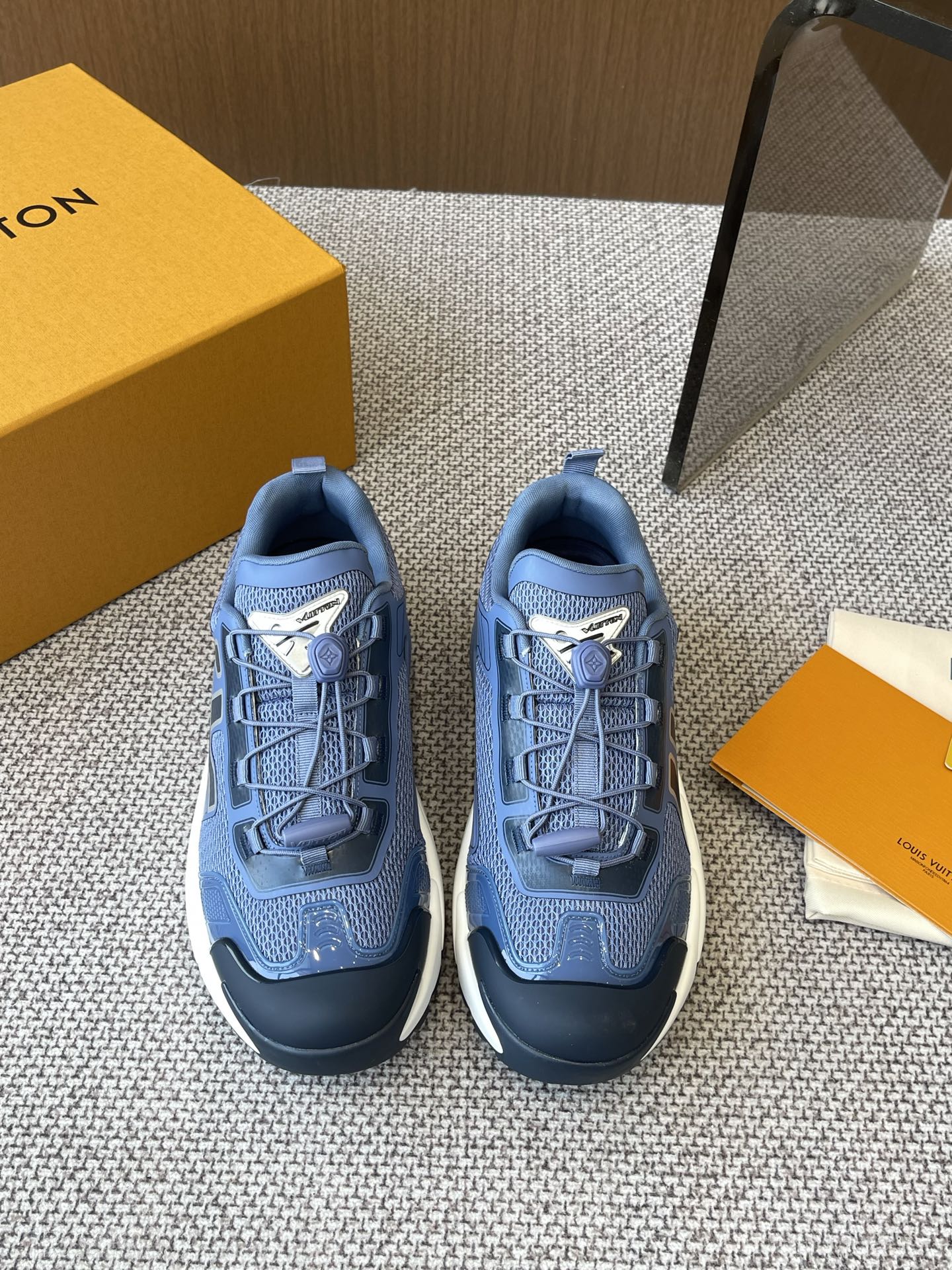 NO:257940,LV Runner Tatic series 25ss new thick-soled casual sneakers Original purchase and development Made this model LV Runner Tatic sports shoes combine technology materials such as mesh fabric and straps to interpret the inspiration of traditional hiking shoes LV letters are written on one side Lasso embellishment of fast lace-up system Monogram Flowers and Louis Vuitton logo Lightweight and wear-resistant rubber outsole perfect overall fabric Original imported custom technology fabric   mesh inner lining Original custom breathable mesh Outsole Original open mold-proof rubber combination material Size: Men's model 39-45, casual shoes/sports shoes, louis vuitton, louis vuitton, sneakers19860909LV Runner Tatic系列 25ss新款厚底休闲 运动鞋 原版购入开发 做货 本款 LV Runner Tatic 运动鞋融合网格面料和饰带等科技材质,演绎传统登山鞋的灵感启发 LV 字母抒写于一侧 快速系带系统的套索扣点缀 Monogram 花卉和路易威登标识 轻盈耐磨的橡胶外底完善整体 面料 原版进口定制科技面料 网面 内里 原版定制透气网里 大底 原版开模防滑橡胶组合材质 码数: 男款39-45,休闲鞋/运动鞋,louis vuitton,louis vuitton,sneakers,Women's Shoes