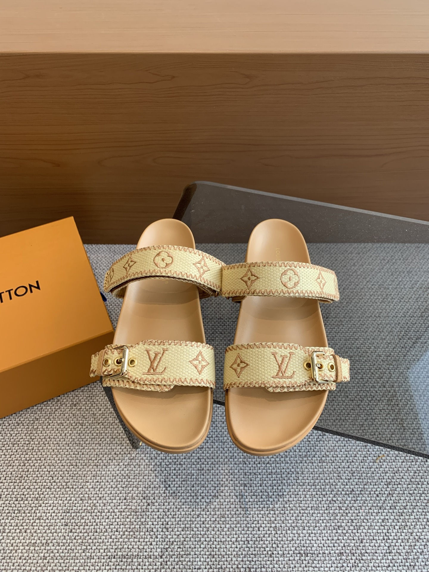 NO:258732,LV spring and summer new knitted slippers braided buttons with adjustable elastic design Full of beach style Original open mold LV metal logo decoration is both fashionable and beautiful and super versatile Size 35-46 (45 46 customized), slippers, louis vuitton, slippers19860909LV 春夏新款编织拖鞋 编织扣子可调松紧的设计 满满的沙滩风情 原版开模LV金属logo装饰既时尚又美观超级百搭 码数35-46（45 46定做）,拖鞋,louis vuitton,slippers,Women's Shoes