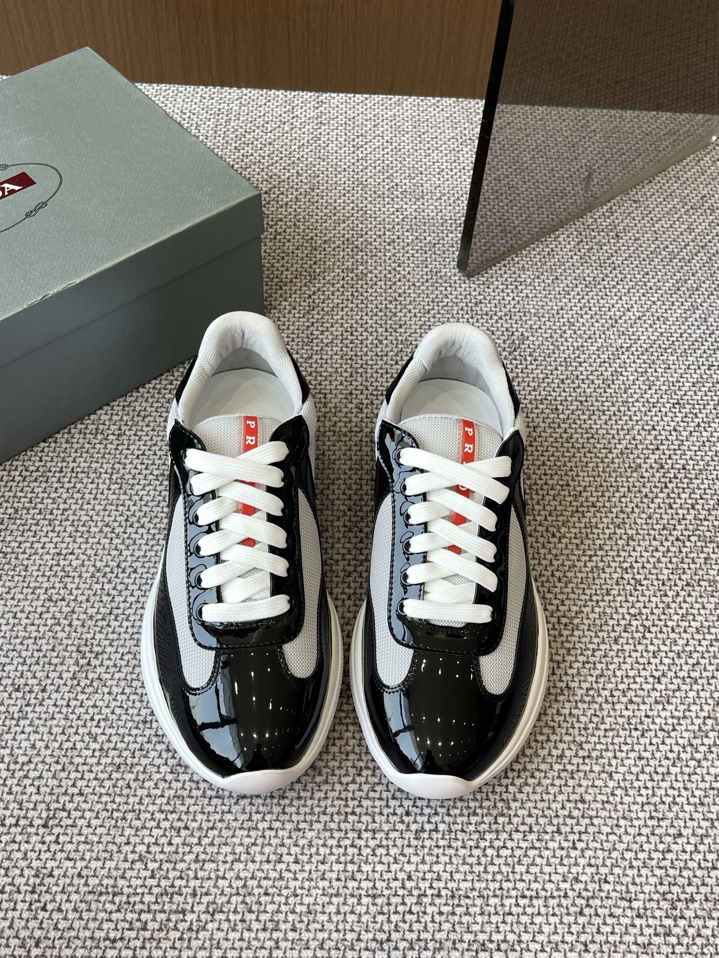 NO:257944,Prada 25ss Spring and Summer New Style Casual Sports Shoes Couple Models Use imported solid color patent leather Spliced ​​mesh cowhide upper Three-dimensional geometric division Multi-color splicing Fashionable and generous Soft, comfortable and breathable, PRADA letter logo on the outside, classic letter logo on the heel, fabric lifting shoes and tripping with fabric inner, silver logo cowhide with cowhide feet mat with P-fabric exclusive rubber outsole Size 35-46 (45 46 customized without return or exchange), casual shoes/sports shoes, prada, prada, sneakers, cowhide19860909Prada 普拉达 25ss春夏新款 休闲运动鞋 情侣款 采用进口纯色漆皮 拼接网孔牛皮鞋面 立体几何分割 多色拼接 时尚大方 柔软舒适透气,外侧饰有PRADA字母徽标 鞋舌饰有经典字母logo 后跟饰有织物提鞋绊 搭配织物内里 烫银logo牛皮脚垫 搭配P家专属橡胶大底 码数35-46（45 46订做不退换）,休闲鞋/运动鞋,prada,prada,sneakers,cowhide,Women's Shoes