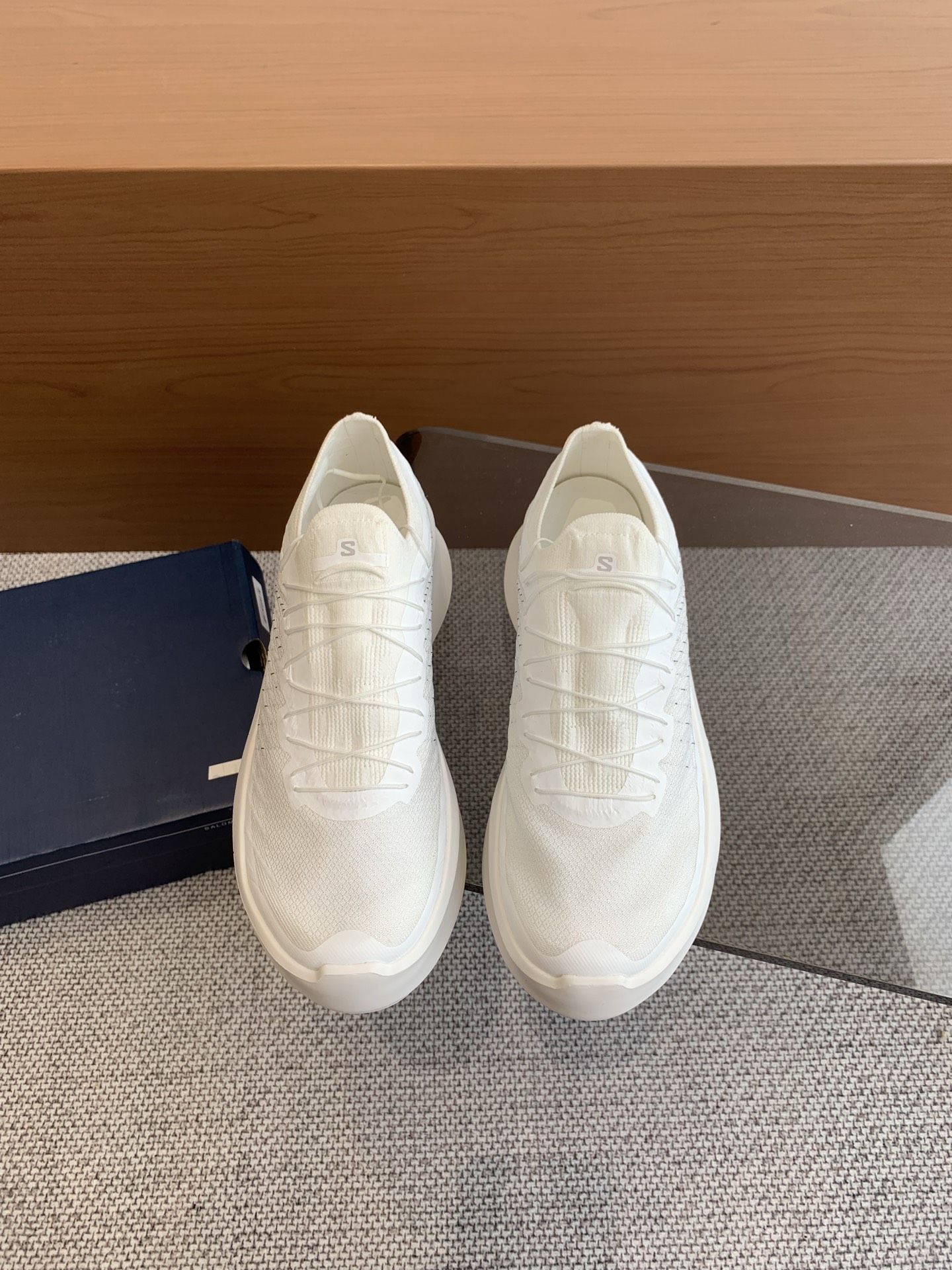 NO:257946,CDG x SALOMON Thick-soled high-height casual sneakers Black and white simple color matching The brand words on the shoe also reflect the minimalist design style. The shoes are versatile and high-height. In terms of foot feel, they are as comfortable and light as ever. Fabric. Original custom imported technology fabric. Inner. Original imported breathable net. Outsole. Original mold opening ultra-light foaming material. Size: 35-40. Casual shoes/sports shoes. Dolce&Gabbana, sneakers.19860909CDG x SALOMON萨洛蒙 厚底增高休闲运动鞋 黑白简约配色 鞋身上的品牌字样也体现出极简主义的设计风格 鞋子百搭增高 脚感方面,一如既往的舒适轻便 面料 原版定制进口科技面料 内里 原版进口透气网里 大底 原版开模超轻发泡材 码数: 35-40,休闲鞋/运动鞋,Dolce&Gabbana,sneakers,Women's Shoes