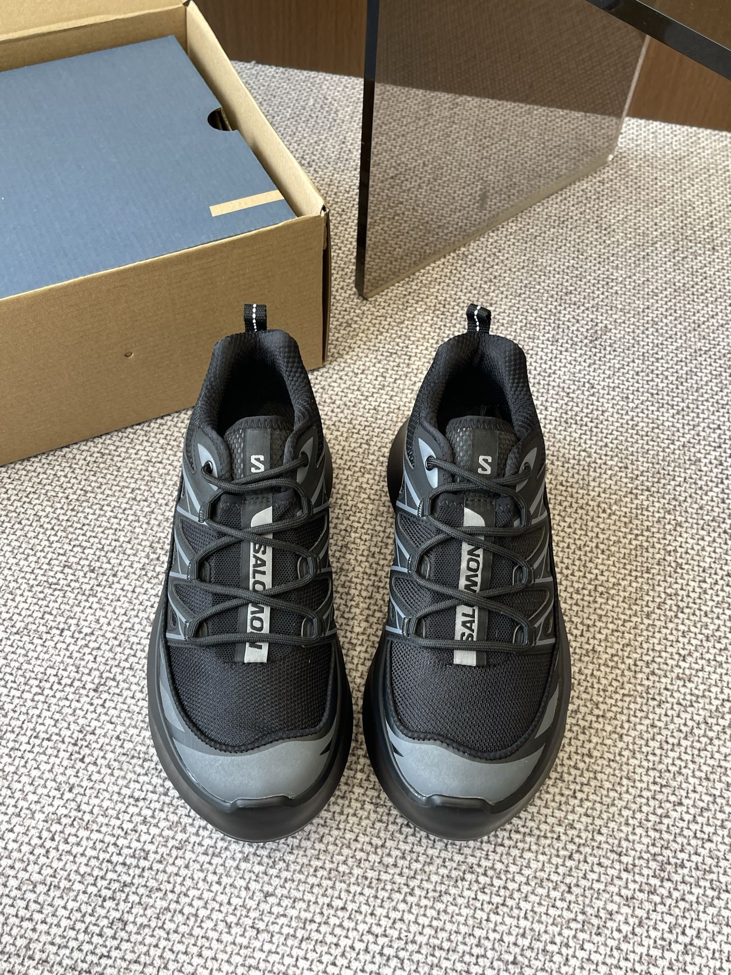 NO:257948,CDG x Salomon Co-branded XT-6 series, high-rise thick-soled casual sneakers. The joint shoes are still in a simple black and white color scheme. The brand words on the shoe also reflect the minimalist design style. With the Contagrip rubber thick-soled sole design, the re-interpreted upper part replaces the previous drawstring shoelaces with Pulsar Advanced sole cover outline, and is decorated with details such as mesh, tear-resistant upper, waterproof rubber strips and nylon pull-up. Fabric: Original custom imported technology fabric Inner: Original imported breathable mesh Outsole: Original mold-opening ultra-light foaming material Sole thickness: 6.5CM Size 35-40 (40 custom-made non-return and exchange), casual shoes/sports, Dolce & Gabbana, sneakers19860909CDG x Salomon 萨洛蒙 联名款XT-6 系列 增高厚底休闲运动鞋 联名鞋款依旧是黑白简约配色,鞋身上的品牌字样也体现出极简主义的设计风格 搭配Contagrip 橡胶厚底鞋底设计,重新演绎的鞋面部分则以Pulsar Advanced袜套式轮廓替换了之前抽绳鞋带 并饰有网眼、抗撕裂材质鞋面、防水胶条以及尼龙拉环等细节 面料: 原版定制进口科技面料 内里: 原版进口透气网里 大底: 原版开模超轻发泡材 底厚: 6.5CM 码数35-40（ 40订做不退换）,休闲鞋/运动鞋,Dolce&Gabbana,sneakers,Women's Shoes