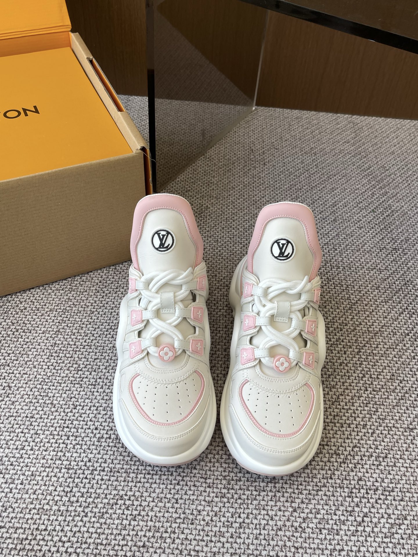 NO:258115,LV 2025 spring and summer new dad shoes show their youthful vitality in half-dragged style, and their daily outfits are super eye-catching. The classic arch design has always been called a beautiful leg artifact!  Absolutely man-friendly, the upper is consistent with cowhide, wear-resistant, and the original mold-opening TPU is a long-lasting TPU, shock-absorbing and wear-resistant, with excellent rebound force, and it looks slim and light and comfortable!  Increase 5cm size 35-41 (40 41 custom made), dad shoes, louis vuitton, cowhide19860909LV 2025春夏新款老爹鞋 半拖尽显青春活力,日常穿搭超级抢眼,经典的拱形设计,一向被称之为美腿神器！绝对的人手必备 鞋面原版一致牛皮,耐穿耐磨 大底原版开模TPU,减震耐磨,回弹力超好,上脚巨显瘦.轻盈舒适！增高5cm 码数35-41（40 41定做）,老爹鞋,louis vuitton,cowhide,Women's Shoes