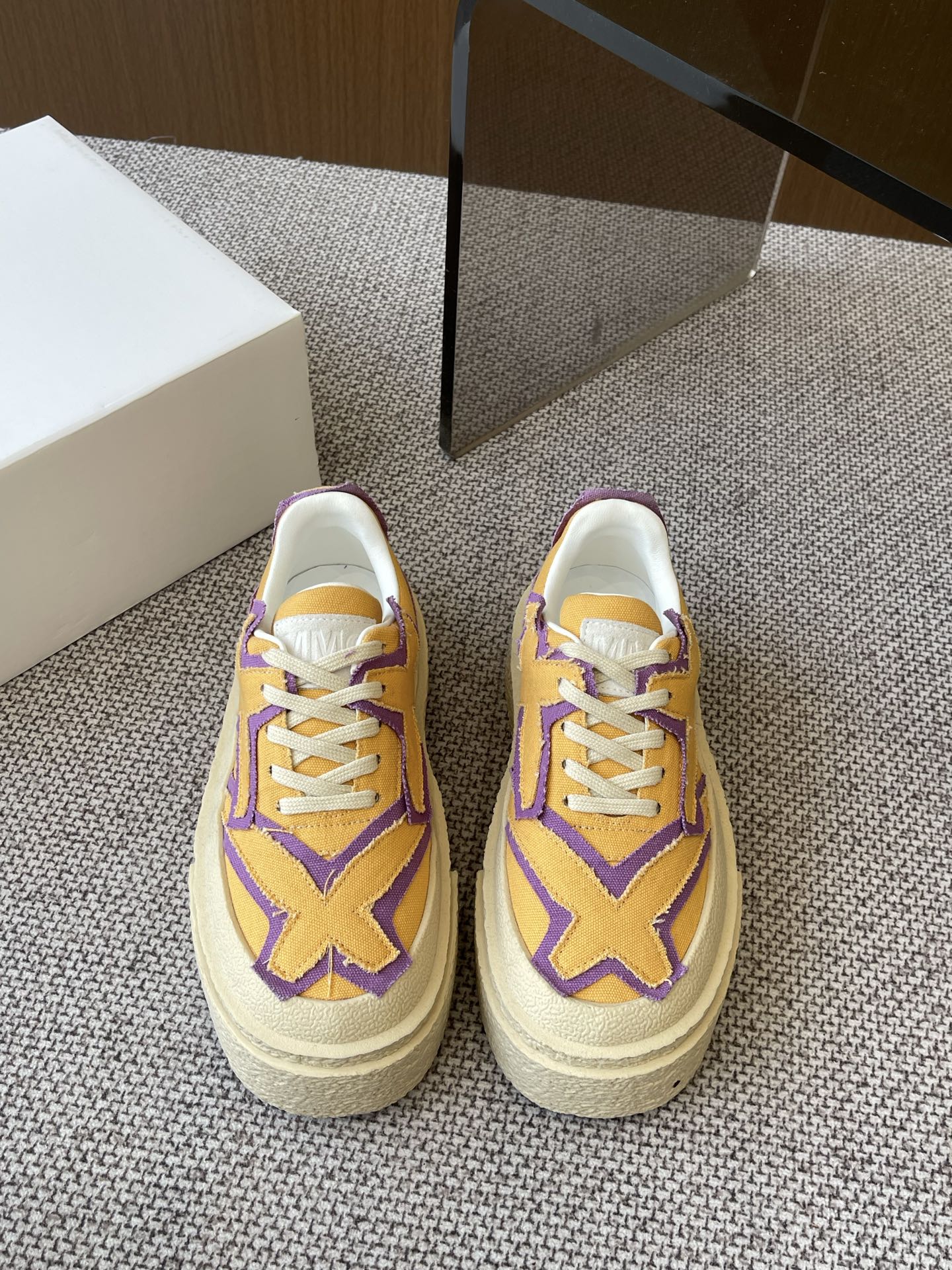 NO:257955,Maison Margiel 25ss new retro thick-soled casual sneakers couple style 25ss Magiel is based on the style of classic German training shoes, which is different from the classic thick-soled ones. The net design makes it more breathable and comfortable. The edges are extremely layered. In addition, the classic brand weak digital logo is perfectly presented at the tail of the shoe, and the circle surrounds the shoe line 