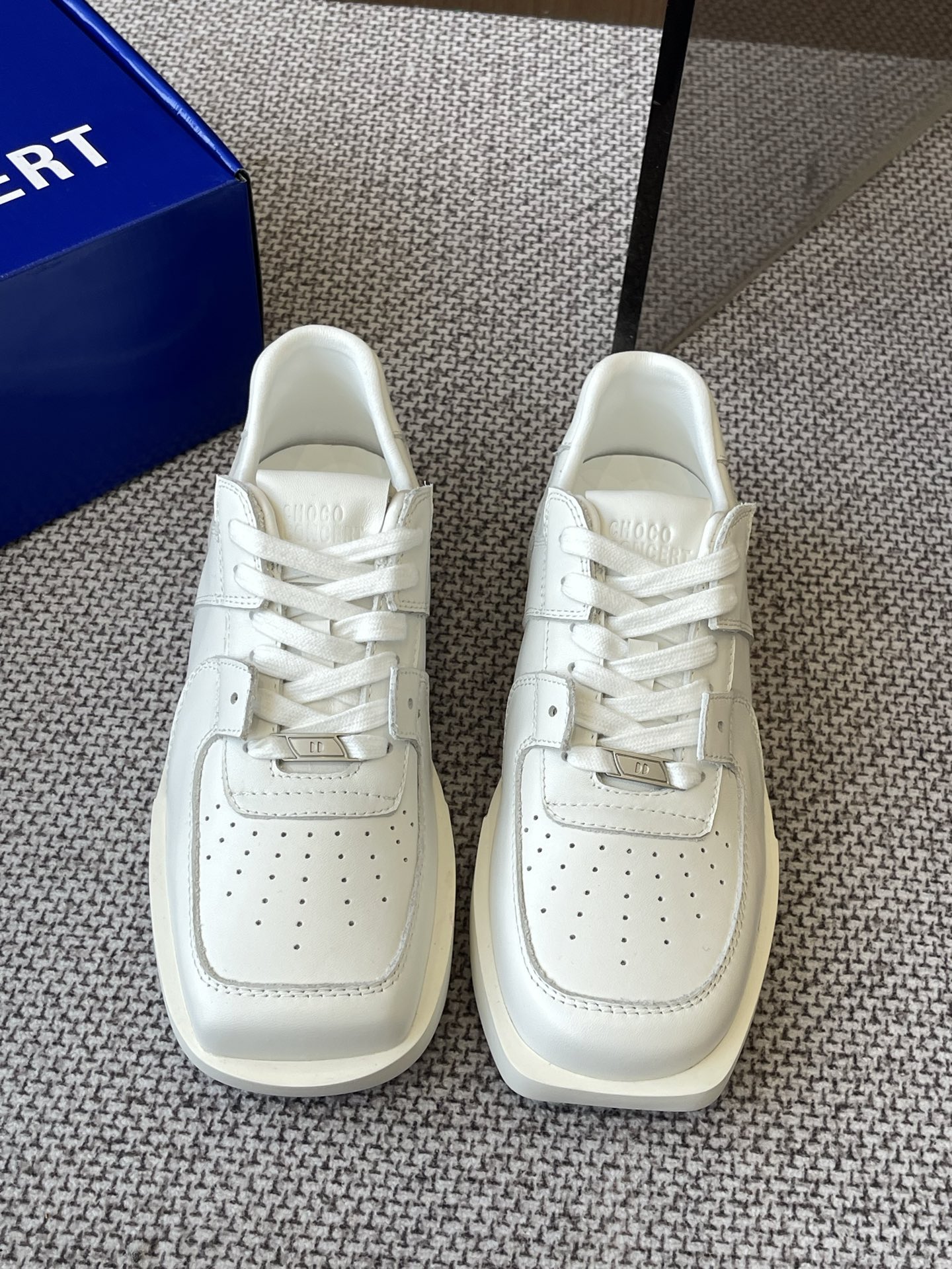 NO:257952,CHOCO CONCERT Niche trendy brand 25ss spring and summer new square shoes casual shoes sisters must-have in summer. They are both taller and super comfortable and fashionable sneakers, and they are shoes that are so popular that the whole entertainment industry #Gillian Zhang Xiaofei's same round square shoes, fashionable and versatile, taller and slimmer, really fragrant. It can be said that everyone has one! Come and get it! These classic colors on celebrities are simple and refreshing, and add a few retro feels. Practical and good looks are all full. Size 35-40 (customized for 40), casual shoes/sneakers, sneakers19860909CHOCO CONCERT 小众潮牌 25ss春夏新款 方圆鞋 休闲鞋 姐妹们夏天必入的百搭款 即增高又超级舒服 又时髦的运动鞋 而且是火到整个娱乐圈的鞋子#阿娇张小斐同款圆方鞋 时尚百搭 显高又显瘦 真的太香啦可以说是人手一款!大家快来 get起来! 明星上脚的这些经典配色简约清爽之中又增添了几丝复古感 实用与颜值全部拉满 码数35-40（40定做）,休闲鞋/运动鞋,sneakers,Women's Shoes