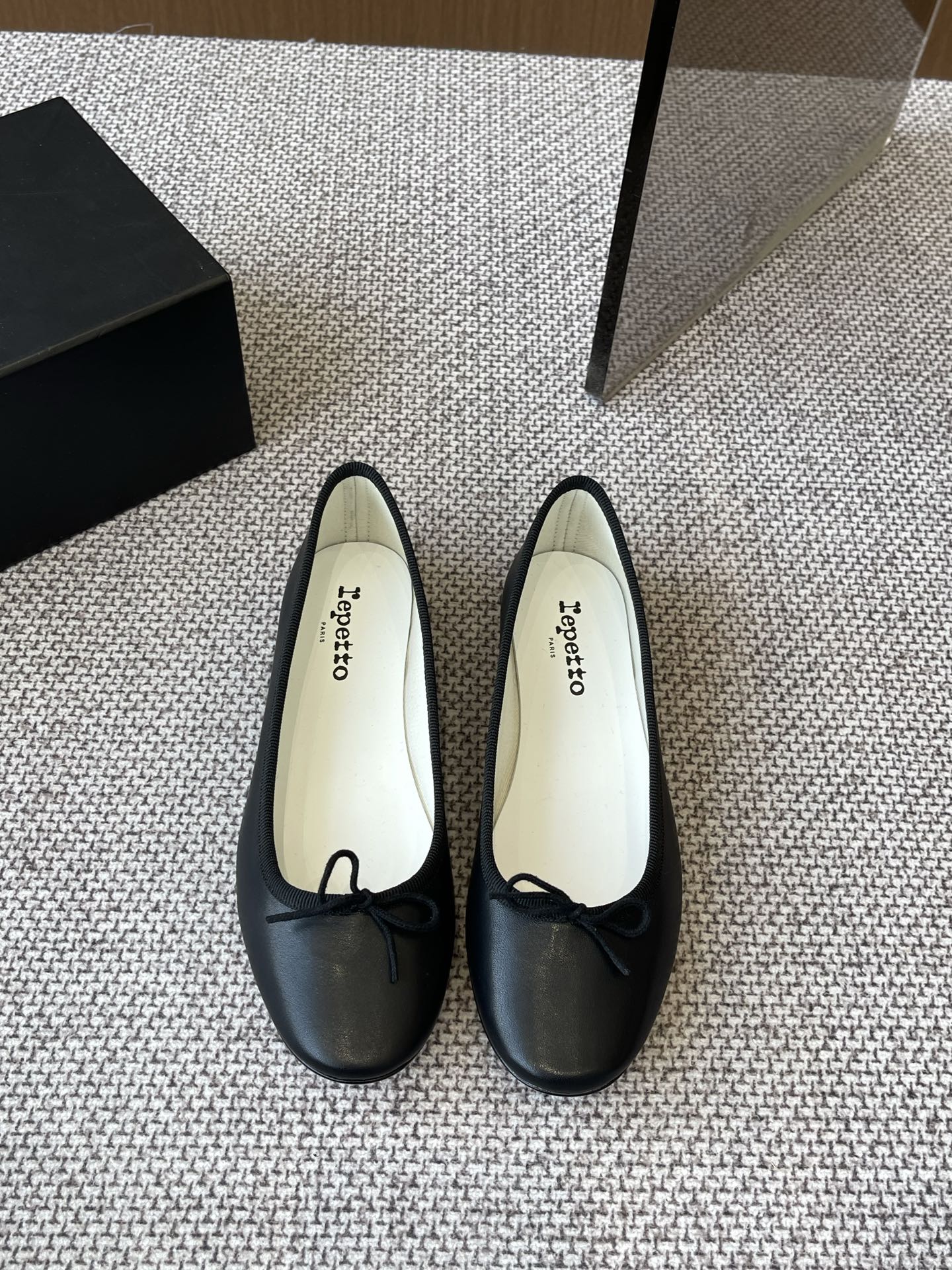 NO:258109,Repetto 25ss Spring and Summer New Ballet Shoes Flat Shoes As long as you like to wear ballet shoes, the baby boys who usually like to wear ballet shoes can completely close their eyes and rush this pair. The shoe shape is so good. I don’t want to take off my feet. I feel comfortable and slim. What’s good with? Fairies rush. The upper is imported sheepskin. The inner foot pad sheepskin. The original leather outsole. Size 35-39 (customized for 40), ballet shoes, sheepskin, Leather soles19860909Repetto 25ss春夏新款 芭蕾舞鞋 平底单鞋 只要平时喜欢穿芭蕾鞋 芭蕾鞋控的宝子们 完全可以闭眼去冲这双 鞋型巨乖 上脚完全不想脱下来 上脚脚感舒适显瘦 配啥啥好看哈 仙女们冲 鞋面原版进口绵羊皮 内里垫脚羊皮 原版真皮大底 码数35-39（40定做）,芭蕾舞鞋,sheepskin,Leather soles,Women's Shoes