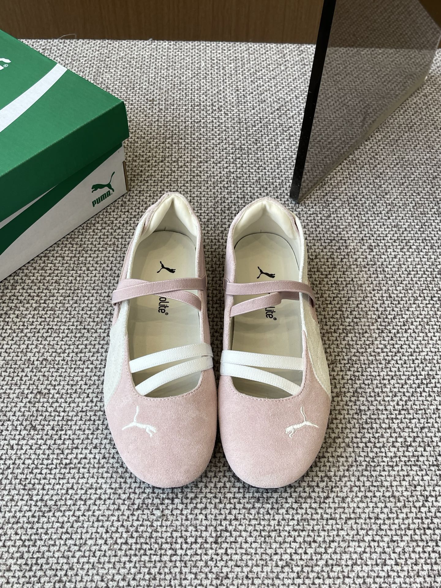 NO:258314,Puma 25ss Spring and Summer New Ballet Sports Shoes The perfect fusion of fashion and sports Rose Park Chae-young's same style. Ballet design is undoubtedly a passionate collision between fashion and sports. The fashion vision and Puma's sports tradition are perfectly combined to bring you an unprecedented wearing experience. Simple and comfortable, whether worn alone or with wide-leg pants. The original matte leather upper is original open-molded sole. Size 35-40 (customized for 40), ballet shoes, sneakers19860909Puma 彪马 25ss春夏全新芭蕾舞运动鞋时尚与运动的完美融合 Rose朴彩英同款 芭蕾舞设计无疑是一次时尚与运动的激情碰撞 时尚视野与彪马的运动传统完美结合 为您带来前所未有的穿着体验 简单舒服,无论是单穿还是搭配阔腿裤 鞋面原版磨砂皮原版开模大底 码数35-40（40定做）,芭蕾舞鞋,sneakers,Women's Shoes