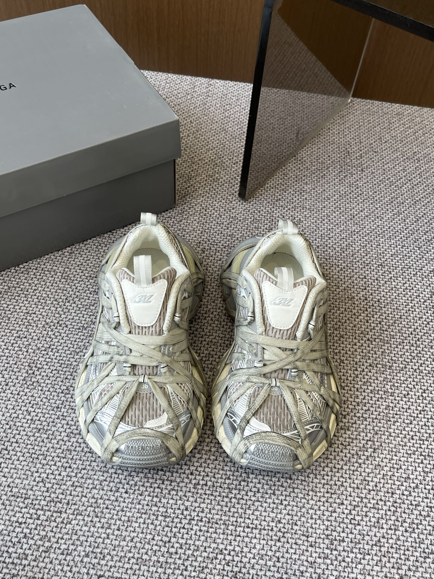 NO:258101,Spider-Man Balenciaga Balenciaga 3XL Sneaker series Couple style Casual dad shoes Sports shoes Balenciaga 3XL xxxl Sneaker The overall shoe shape draws on the creative ideas of the two shoe shapes, Balenciaga Track and Balenciaga Runner. It is equivalent to removing the outer frame of the Track shoe body. It also inherits the streamlined shape of Runner and the Track flat toe. A pair of tied shoelaces are added to the front of the upper to be used as a concave shape. Original archive development. Precise details. Official private model combination large sole original box. Everything from the inside to the outside is restored. Imported technology fabric   custom-made breathable net. Original model opening ultra-light MD combination rubber bottom  Size 35-46, daddy shoes, balenciaga, balenciaga, sneakers19860909蜘蛛侠 Balenciaga巴黎世家 3XL Sneaker系列 情侣款 休闲 老爹鞋 运动鞋 Balenciaga 3XL xxxl Sneaker 整体鞋型汲取了Balenciaga Track和Balenciaga Runner两款鞋型的创作思路 相当于把 Track鞋身的外框拆了下来 同时继承了 Runner的流线造型和 Track扁平的鞋头 在鞋面前段另加了一副绑着的的鞋带 用作凹造型 原厂档案开发 细节精准对位官方 私模组合大底原装大盒 从里到外一切还原官方 进口科技面料 网面定制透气网里 原版开模超轻MD组合橡胶底 码数35-46,老爹鞋,balenciaga,balenciaga,sneakers,Women's Shoes