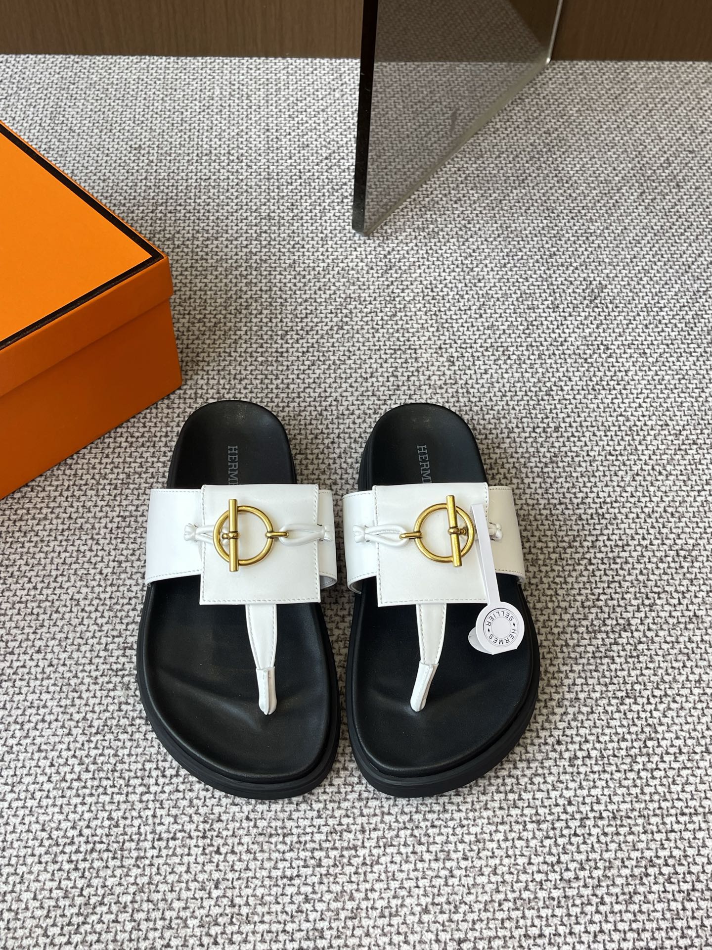 NO:258097,Men's 10 HERMES Hermes 25ss new retro sandals. Classic style with cloud-feet feel, barefoot or paired with socks, they are all fashionable and not as fashionable as they are super cute. In summer, you really need versatile slippers. Excellent comfortable wearing is a classic must. All styles are held. Uppers, cowhide, inner cowhide, original mold opening TPU, anti-slip sole. Size 35-40. Men's 39-44. Split-toe shoes, hermes, hermes, slippers, cowhide, socks19860909男10 HERMES爱马仕 25ss新款复古凉拖 经典款踩云脚感,光脚或者搭配个袜子穿,都时髦的不行哦超可爱 夏天真的太需要百搭拖鞋了 绝好的穿着舒适感可是经典必备 各种风格搭配都Hold的住 鞋面 牛皮 内里 牛皮 原版开模TPU、防滑大底 码数女35-40 男39-44,分趾鞋,hermes,hermes,slippers,cowhide,socks,Women's Shoes