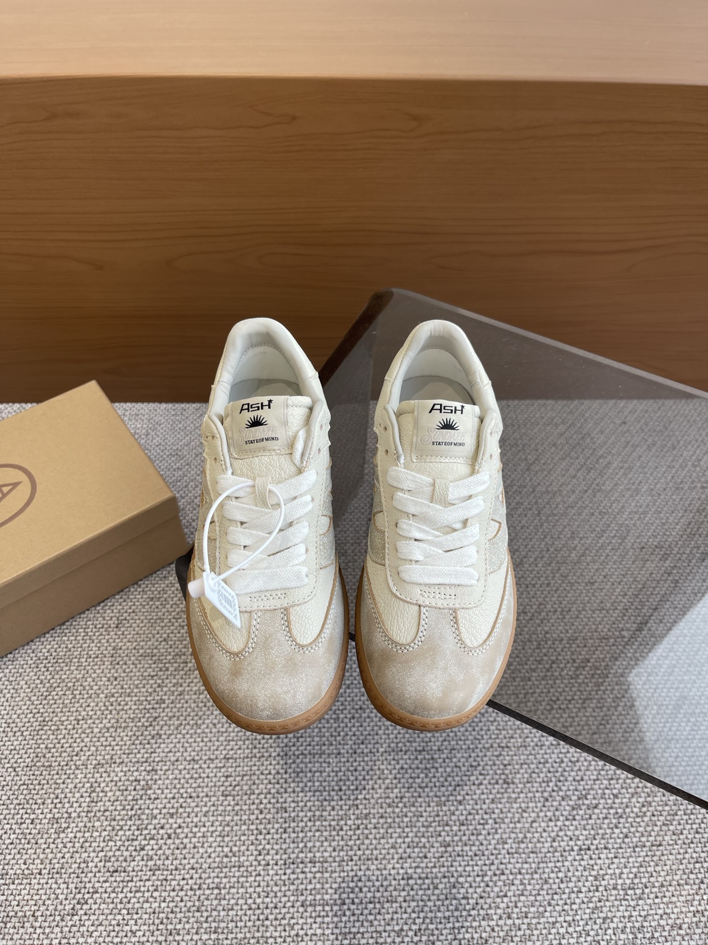 NO:257956,ASH Italian light luxury trendy brand German training shoes white shoes high-quality cowhide leather colorful shoe label breathable hole design tough Celebrity same casual series Simple design punched breathable shoe body Matched with lightweight rebound and heightened sole Fabric top layer cowhide   sheepskin Rubber outsole Inner sheepskin Size 35-40 (40 customized), casual shoes/sports shoes, sneakers, cowhide, sheepskin19860909ASH 意大利轻奢潮牌 德训鞋 小白鞋 优质牛皮多彩鞋标透气孔设计坚韧 明星同款休闲系列 简约设计的冲孔透气鞋身 搭配轻盈回弹增高鞋底 面料头层牛皮 羊皮 橡胶大底 内里羊皮  码数35-40（40定做）,休闲鞋/运动鞋,sneakers,cowhide,sheepskin,Women's Shoes