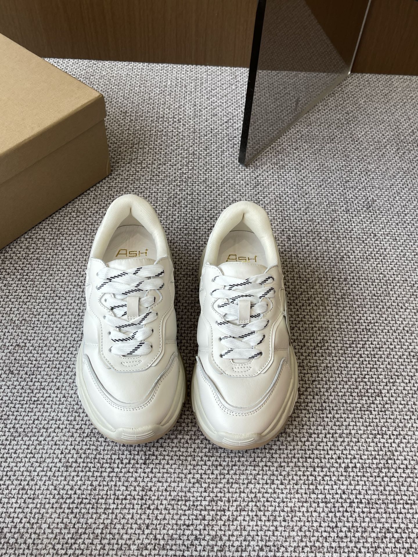 NO:257962,ASH niche trendy brand 25ss early spring new style thick-soled sneakers dad shoes high-quality cowhide colorful shoe label breathable hole design tough star style casual series, simple design punched breathable shoe body, lightweight rebound and height-enhancing sole original imported cowhide inner sheepskin footbed heel height 6.5cm sole original rubber outsole size 35-40 (40 customized), casual shoes/sports shoes, sneakers, cowhide, sheepskin19860909ASH 小众潮牌 25ss早春新款 厚底运动鞋 老爹鞋 优质牛皮多彩鞋标透气孔设计坚韧 明星同款休闲系列,简约设计的冲孔透气鞋身,搭配轻盈回弹增高鞋底 面料原版进口牛皮 内里羊皮垫脚  跟高 6.5cm 鞋底 原版橡胶大底 码数35-40（40定做）,休闲鞋/运动鞋,sneakers,cowhide,sheepskin,Women's Shoes