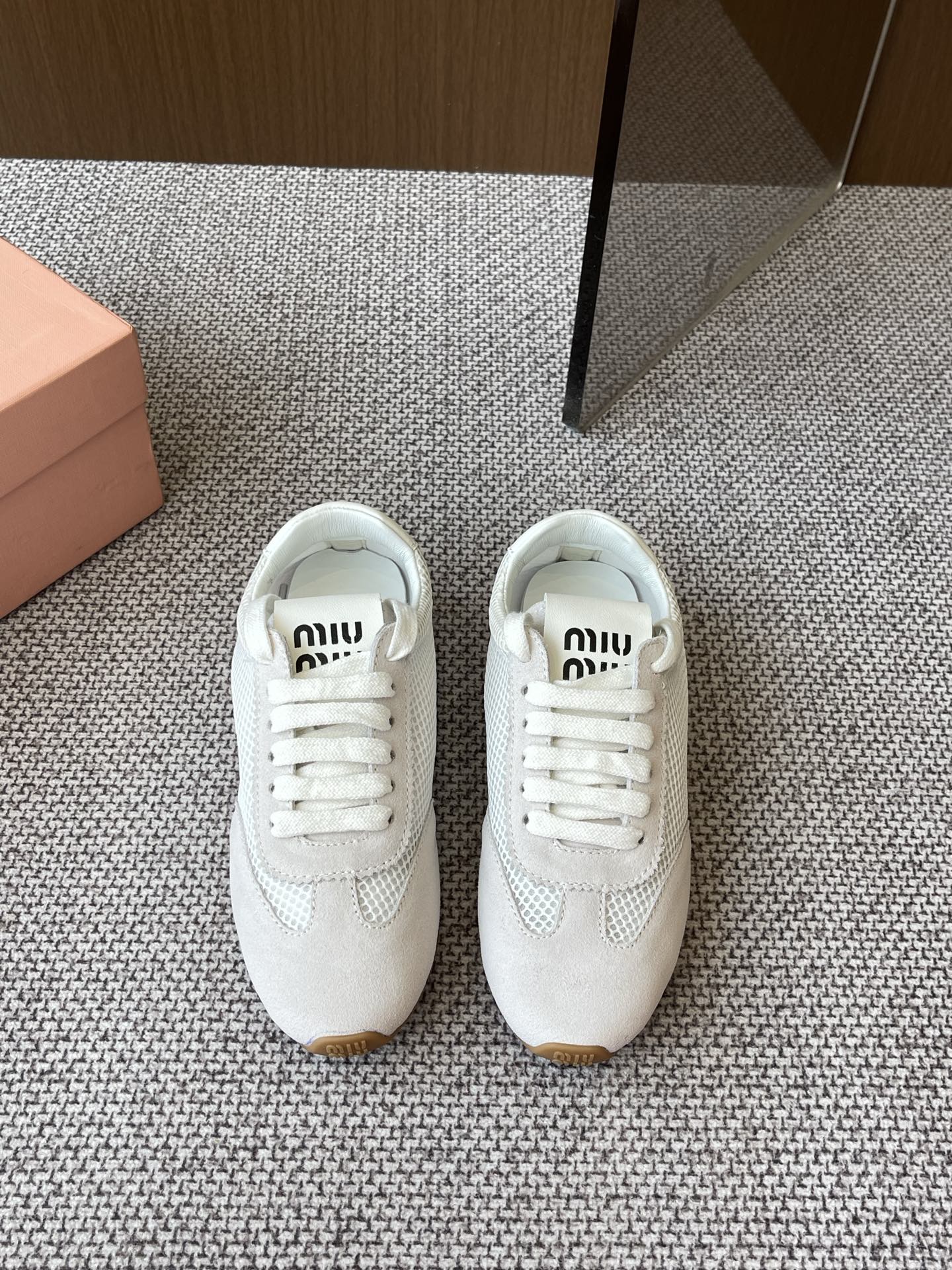 NO:257965,Miu Miu 25ss early spring new style mesh training shoes, not tired, good-looking and fashionable, this year's Miu has started to take a walk, each of which is very beautiful, white shoes are the main styles this year, retro and old fashioned, simple and high-end, casually matched, very comfortable to put on, must-have for the year, size 35-40 (customized for 40), casual shoes/sports, miumiu, sneakers19860909Miu Miu 缪缪 25ss早春新款 网面德训鞋 暴走不累 好看又时尚 今年的Miu开了挂啦 每个都特别好看 小白鞋今年主推款 复古做旧时尚 简约高级 随意搭配 上脚非常舒适,年度必入款 码数35-40（40定做）,休闲鞋/运动鞋,miumiu,sneakers,Women's Shoes