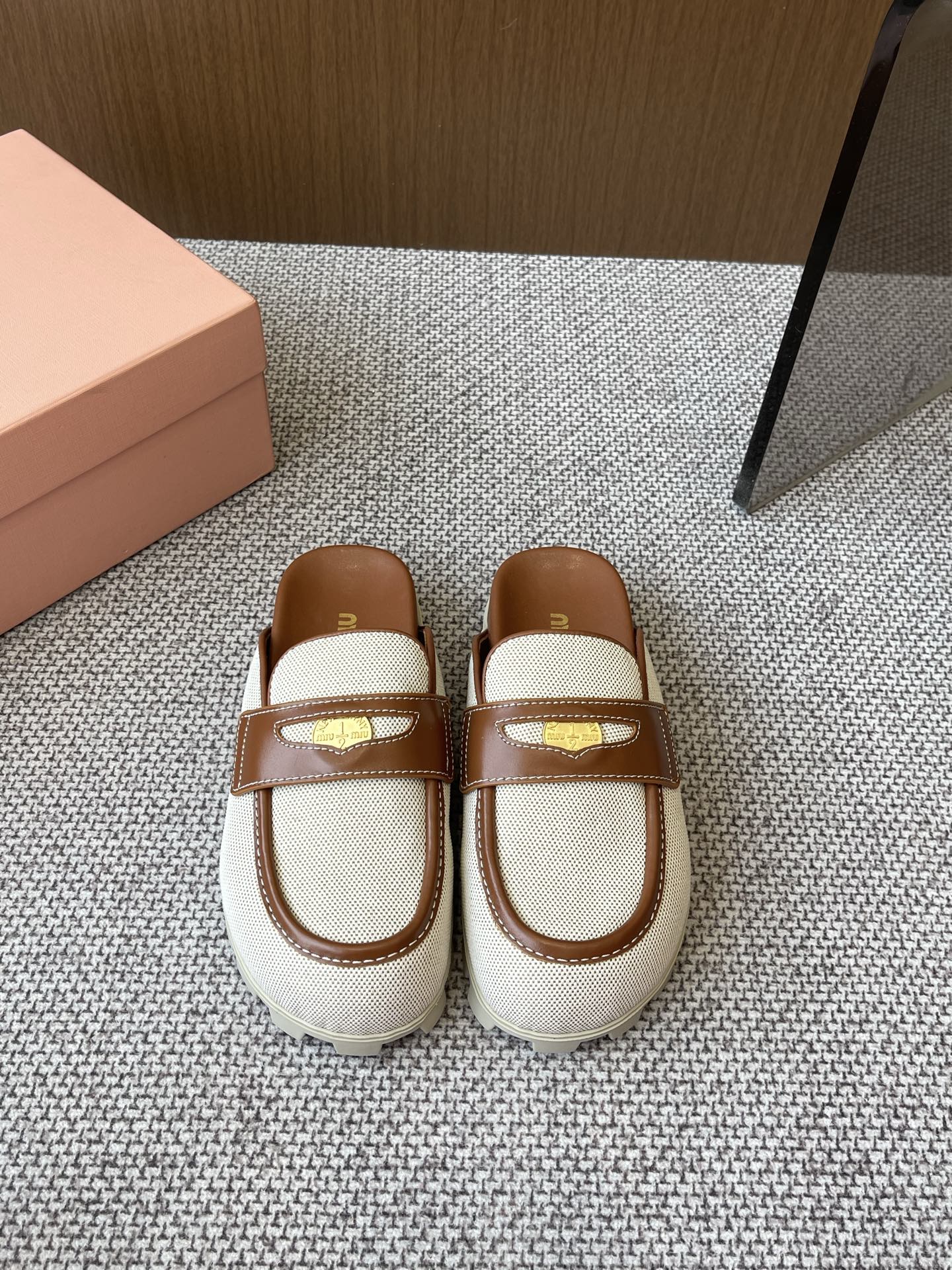 NO:258089,MiuMiu 25ss early spring new model Roman thick sole semi-torch latest catwalk classic upgrade coexist with comfort and fashion design and different style requirements Original custom weaving Original mold opening non-slip sole Size: 35-40 (40 custom made), semi-slippers, miumiu, slippers19860909MiuMiu 缪缪 25ss早春新款 罗马厚底半拖最新走秀款 经典升级 舒适度与时髦度并存 设计搭配不同风格需求 原版定制织布 原版开模防滑大底 码数: 35-40（40定做）,半拖拖鞋,miumiu,slippers,Women's Shoes