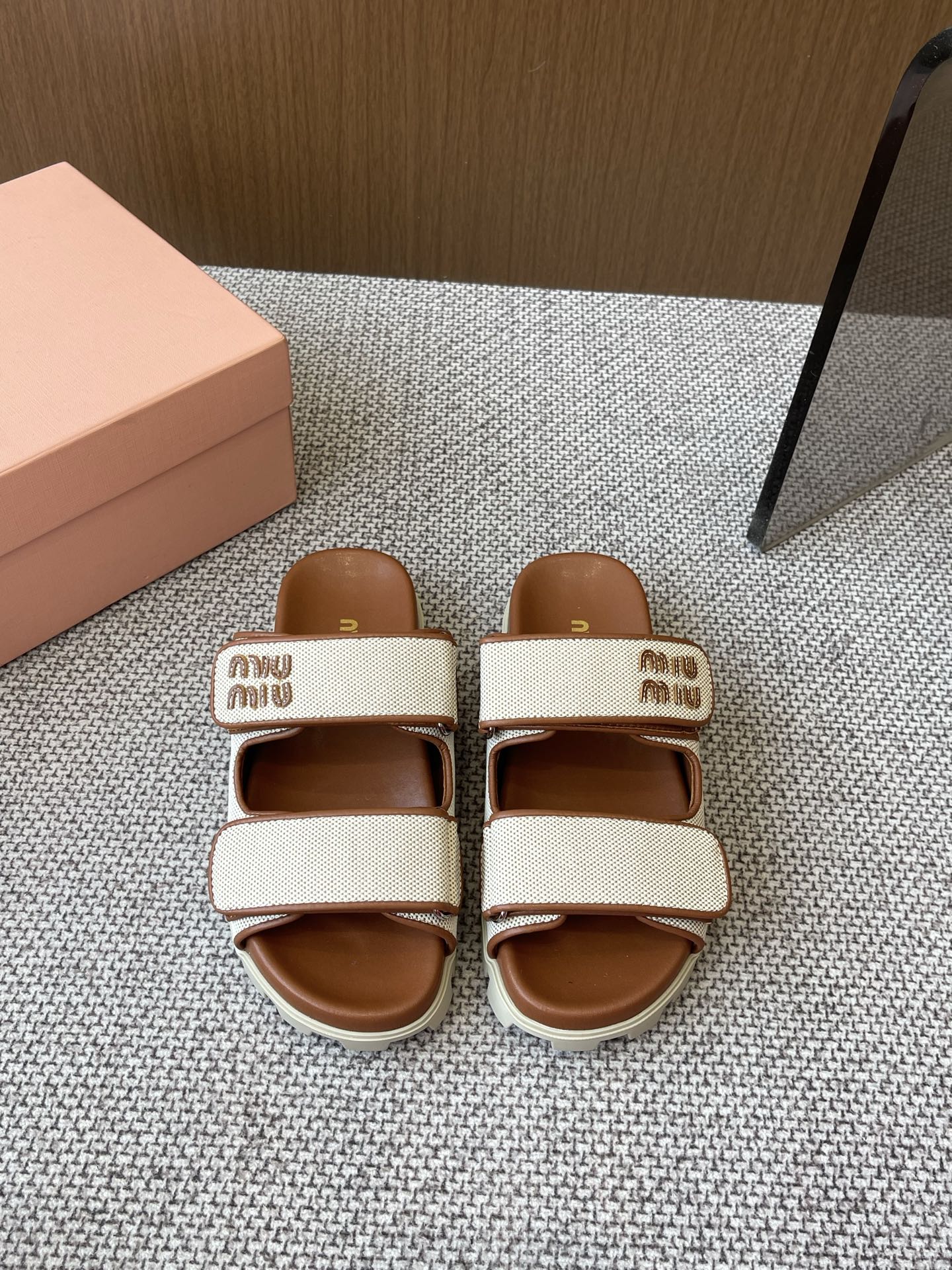 NO:258093,MiuMiu 25ss early spring new Velcro sandals Latest catwalk Classic upgrade Coexistence of comfort and fashion Design and matching different style requirements Original custom weaving Original mold opening anti-slip sole Size: 35-40 (40 custom made), semi-slippers, miumiu, slippers19860909MiuMiu 缪缪 25ss早春新款 魔术贴凉拖 最新走秀款 经典升级 舒适度与时髦度并存 设计搭配不同风格需求 原版定制织布 原版开模防滑大底 码数: 35-40（40定做）,半拖拖鞋,miumiu,slippers,Women's Shoes