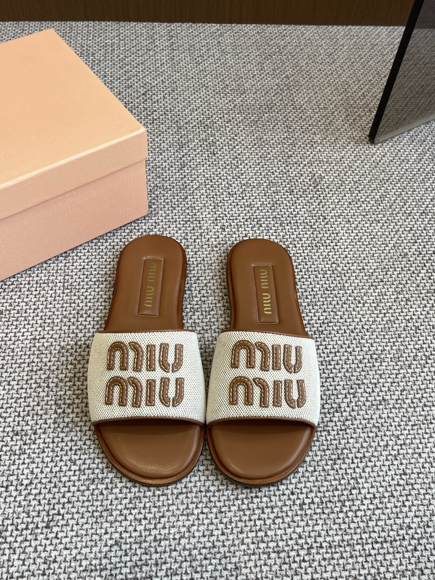 NO:258077,Miu Miu 25ss spring and summer new style Lafite woven leather slippers Miu summer style is really girlish!  Lambskin is super soft and glutinous. If you like it, you can make it. Lafite (original method. original wiring) Original high-density leather outsole leather edge strips. Number 35-41 (40 41 customized), slippers, miumiu, slippers, espadrilles, sheepskin, Leather soles19860909Miu Miu 缪缪 25ss春夏新款 拉菲草编织皮质拖鞋 Miu夏日风情 真的太少女啦！小羊皮超级软糯 喜欢可以冲了 拉菲草（原版做法.原版走线） 原版高密度真皮大底真皮沿条 码数35-41（40 41定做）,拖鞋,miumiu,slippers,espadrilles,sheepskin,Leather soles,Women's Shoes
