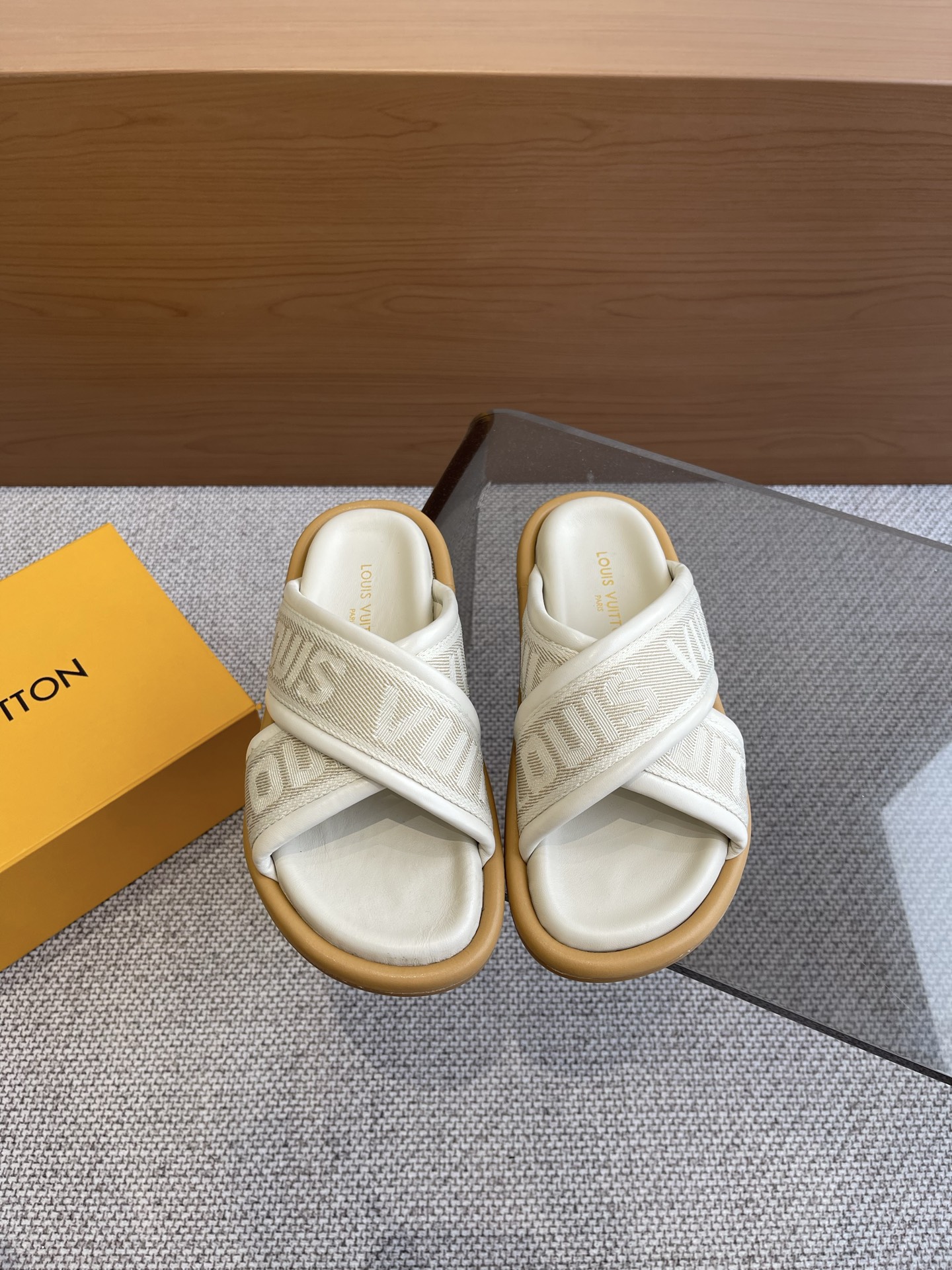 NO:258081,LV early spring embossed slippers, couples style, hard products, new, purchasing level, full of high-end style, a style that domestic and foreign bloggers are popular, retro and fashionable, beautiful and beautiful, upper, sheepskin/custom weaving, inner, imported goatskin, original mold-opening, anti-slip, wear-resistant foaming bottom, size 35-41, male 41-45 (female 40 41, male 45 customized), slippers, louis vuitton, slippers, sheepskin19860909LV 早春压花拖鞋 情侣款  硬货上新 代购级别 高级感十足 国内外博主刷爆的一款 复古又时髦上脚美炸了 鞋面 羊皮/订制织布 内里 进口山羊皮里 原版开模防滑耐磨发泡底 码数女35-41 男41-45（女40 41 男45 定做）,拖鞋,louis vuitton,slippers,sheepskin,Women's Shoes