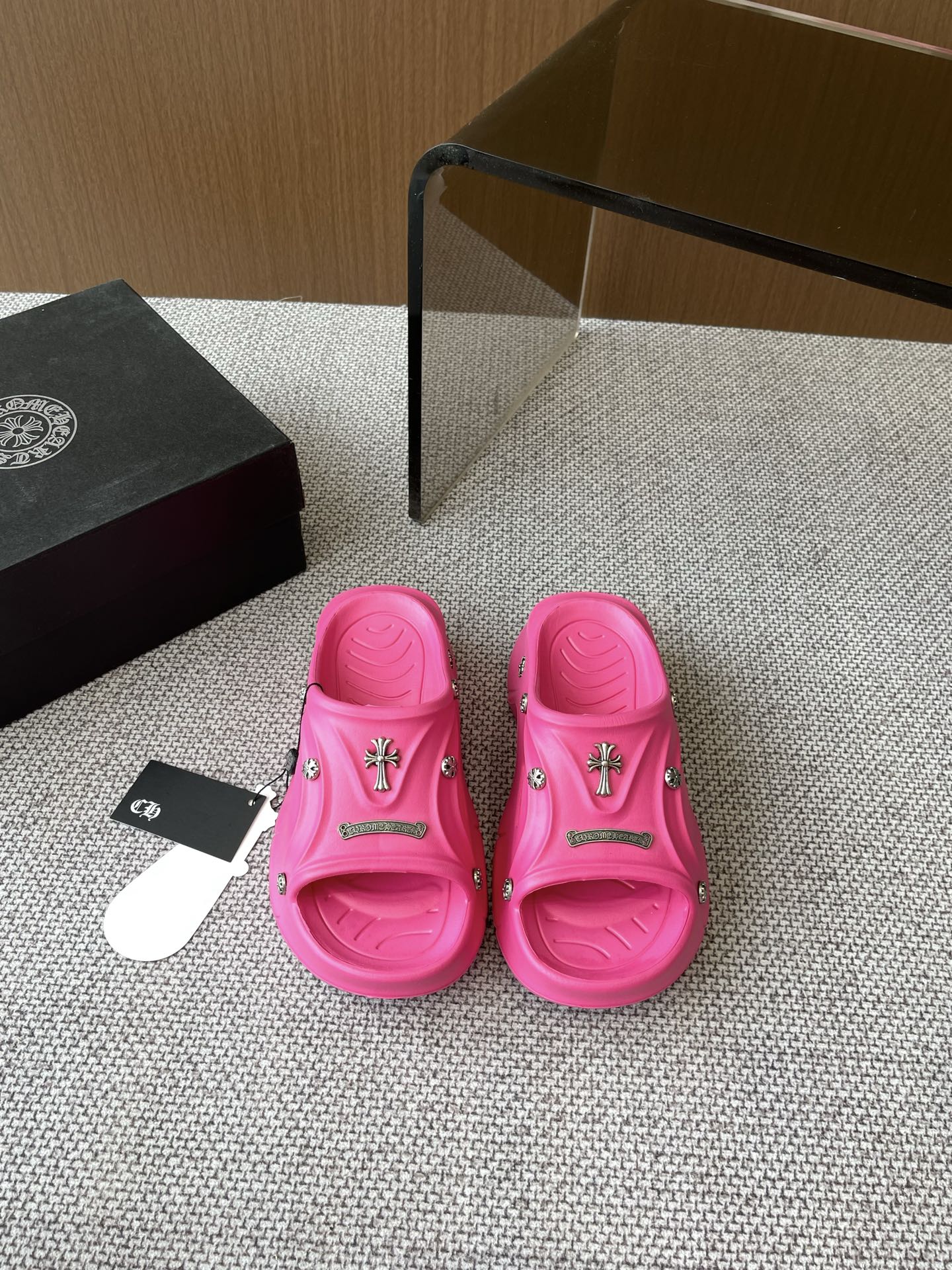 NO:258085,ChromeHearts The most popular lazy slippers this summer Korean style fashion summer semi-trailer, high-end, atmospheric and high-end, more suitable for lazy people, random matching, size 36-37 38-39 40-41 (small size, shot to a larger size), slippers, chrome hearts, chrome hearts, slippers19860909ChromeHearts 克罗心 今夏最流行的懒人拖鞋韩版潮流夏季时尚半拖 高端大气上档次外 更加适合懒人族们 随意搭配 码数36-37 38-39 40-41（偏小一码 往大一码拍）,拖鞋,chrome hearts,chrome hearts,slippers,Women's Shoes