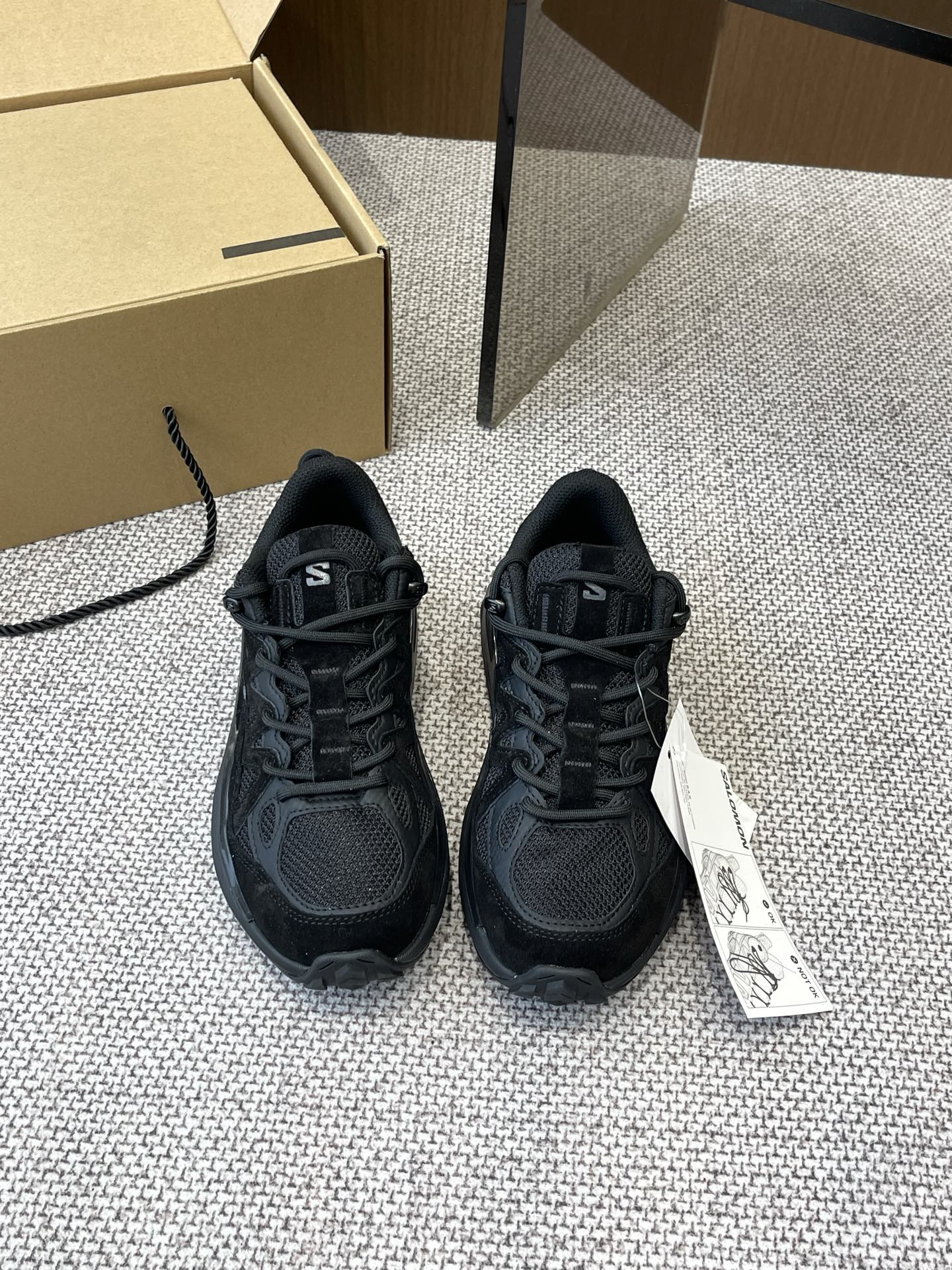 NO:257939,Salomon Couple style outdoor urban trend comfortable and casual shock absorption Odyssey Elmt sneakers Original purchase and development Making goods Lei Jun's same Salomon provides new color options for off-road shoes ODYSSEY ELMT LOW Vanillalce, equipped with a soft cushioned foam midsole, providing long-lasting comfort The sole adopts AdvancedChassisTMM stable chassis system to provide the wearer with comfortable foot feeling and stability Fabric Original custom imported cowhide material Inner Original custom breathable mesh Sole Original open mold anti-slip foam material Size: Women 36-41 Men 39-46 (Women 40 41 Men 45  46 customized), casual shoes/sports shoes, sneakers, cowhide19860909Salomon 萨洛蒙 情侣款 户外都市潮流舒适休闲 减震 Odyssey Elmt 运动鞋 原版购入开发 做货 雷军同款Salomon 为越野鞋 ODYSSEY ELMT LOW 提供全新配色选项 Vanillalce,配备柔软的缓震泡棉中底,提供持久的舒适感 鞋底采用了AdvancedChassisTMM 稳定的底盘系统 为穿着者提供舒服的脚感和稳定性 面料 原版定制进口牛皮材质 内里 原版定制透气网里 鞋底 原版开模防滑发泡材质 码数: 女36-41 男39-46（女40 41 男45 46定做）,休闲鞋/运动鞋,sneakers,cowhide,Women's Shoes